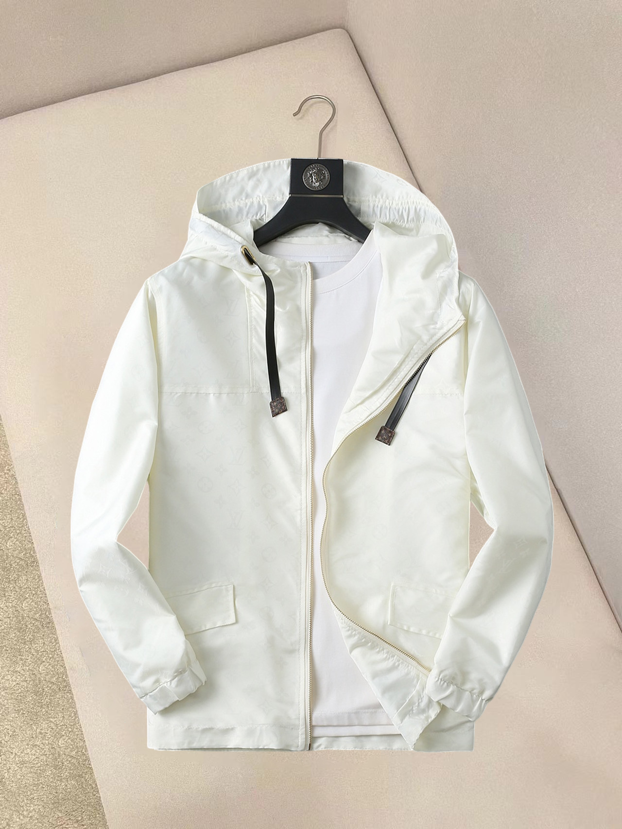 NO:132304,LV 2025 spring new jacket jacket, the new product on the show is perfect, comfortable and warm, the three standards are complete in color and full and attractive, and the very outstanding design easily advances the sense of fashion, the workmanship is extremely exquisite and rigorous, and the wiring is neat and meticulous!  A masterpiece of a big-name designer!  The upper body doesn't look bloated and super handsome!  Spot code M ~ XXXL,,louis vuitton,jackets & coats,jackets & coats,alexander wang19860909LV 2025春季新款夹克外套,秀场新品品相非常完美,舒适保暖,三标齐全色泽饱满诱人,非常出彩的设计,轻松将时髦感进阶,做工极为考究严谨,走线工整细致！大牌设计师巨作！上身不显臃肿、超级帅气！现货码数M ～ XXXL,,louis vuitton,jackets & coats,jackets & coats,alexander wang,Men's clothing