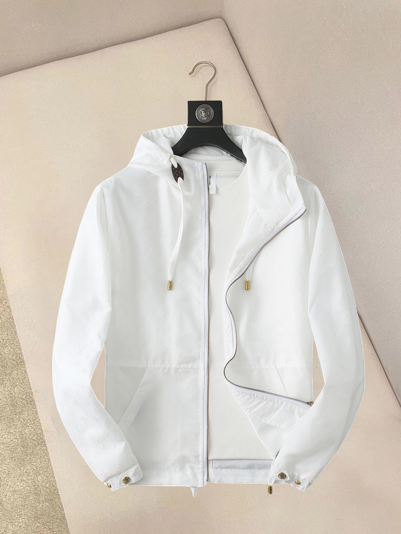 NO:132298,LV 2025 spring new jacket jacket, the new product on the show is perfect, comfortable and warm, the three standards are complete in color and full and attractive, and the very outstanding design easily advances the sense of fashion, the workmanship is extremely exquisite and rigorous, and the wiring is neat and meticulous!  A masterpiece of a big-name designer!  The upper body doesn't look bloated and super handsome!  Spot code M ~ XXXL,,louis vuitton,jackets & coats,jackets & coats,alexander wang19860909LV 2025春季新款夹克外套,秀场新品品相非常完美,舒适保暖,三标齐全色泽饱满诱人,非常出彩的设计,轻松将时髦感进阶,做工极为考究严谨,走线工整细致！大牌设计师巨作！上身不显臃肿、超级帅气！现货码数M ～ XXXL,,louis vuitton,jackets & coats,jackets & coats,alexander wang,Men's clothing