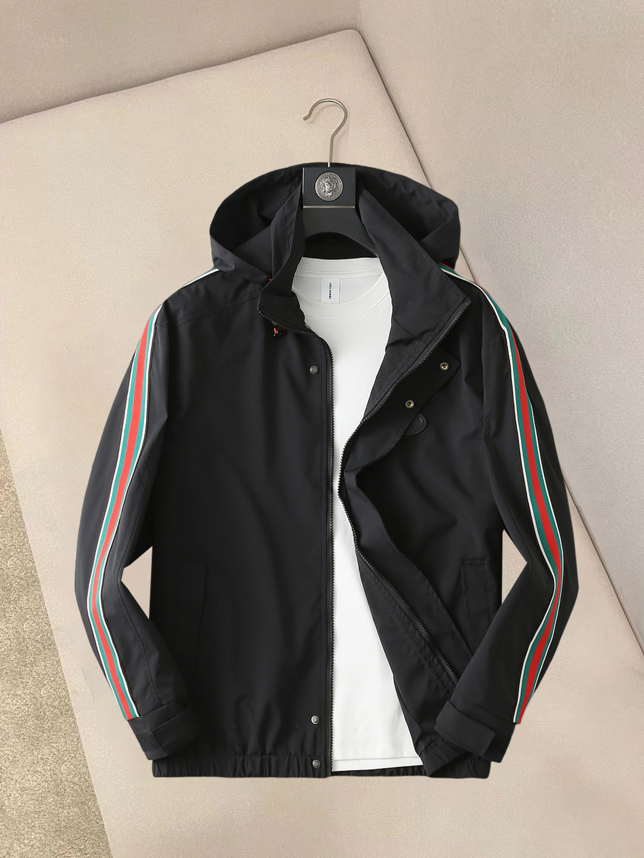 NO:132315,Guqi 2025 spring new jacket jacket, the new product on the show is perfect, comfortable and warm, the three standards are complete in color and full and attractive, and the very outstanding design easily advances the sense of fashion, the workmanship is extremely exquisite and rigorous, and the wiring is neat and meticulous!  A masterpiece of a big-name designer!  The upper body doesn't look bloated and super handsome!  Spot code M ~ XXXL,,jackets & coats,jackets & coats,alexander wang19860909古奇 2025春季新款夹克外套,秀场新品品相非常完美,舒适保暖,三标齐全色泽饱满诱人,非常出彩的设计,轻松将时髦感进阶,做工极为考究严谨,走线工整细致！大牌设计师巨作！上身不显臃肿、超级帅气！现货码数M ～ XXXL,,jackets & coats,jackets & coats,alexander wang,Men's clothing