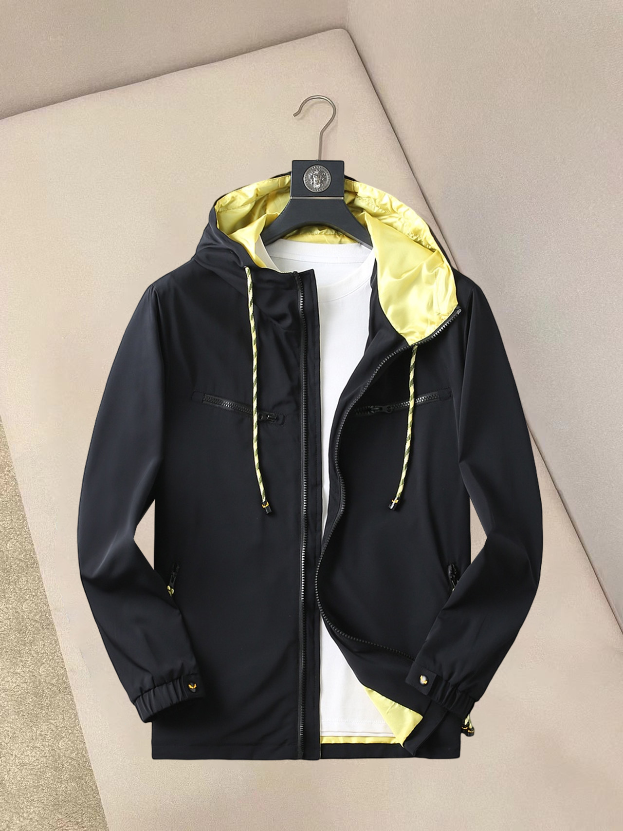 NO:132313,Fendi 2025 spring new jacket jacket, the new product on the show is perfect, comfortable and warm, the three standards are complete in color and full and attractive, and the very outstanding design easily advances the sense of fashion, the workmanship is extremely exquisite and rigorous, and the wiring is neat and meticulous!  A masterpiece of a big-name designer!  The upper body doesn't look bloated and super handsome!  Spot code M ~ XXXL,,fendi,jackets & coats,jackets & coats,alexander wang19860909芬迪 2025春季新款夹克外套,秀场新品品相非常完美,舒适保暖,三标齐全色泽饱满诱人,非常出彩的设计,轻松将时髦感进阶,做工极为考究严谨,走线工整细致！大牌设计师巨作！上身不显臃肿、超级帅气！现货码数M ～ XXXL,,fendi,jackets & coats,jackets & coats,alexander wang,Men's clothing