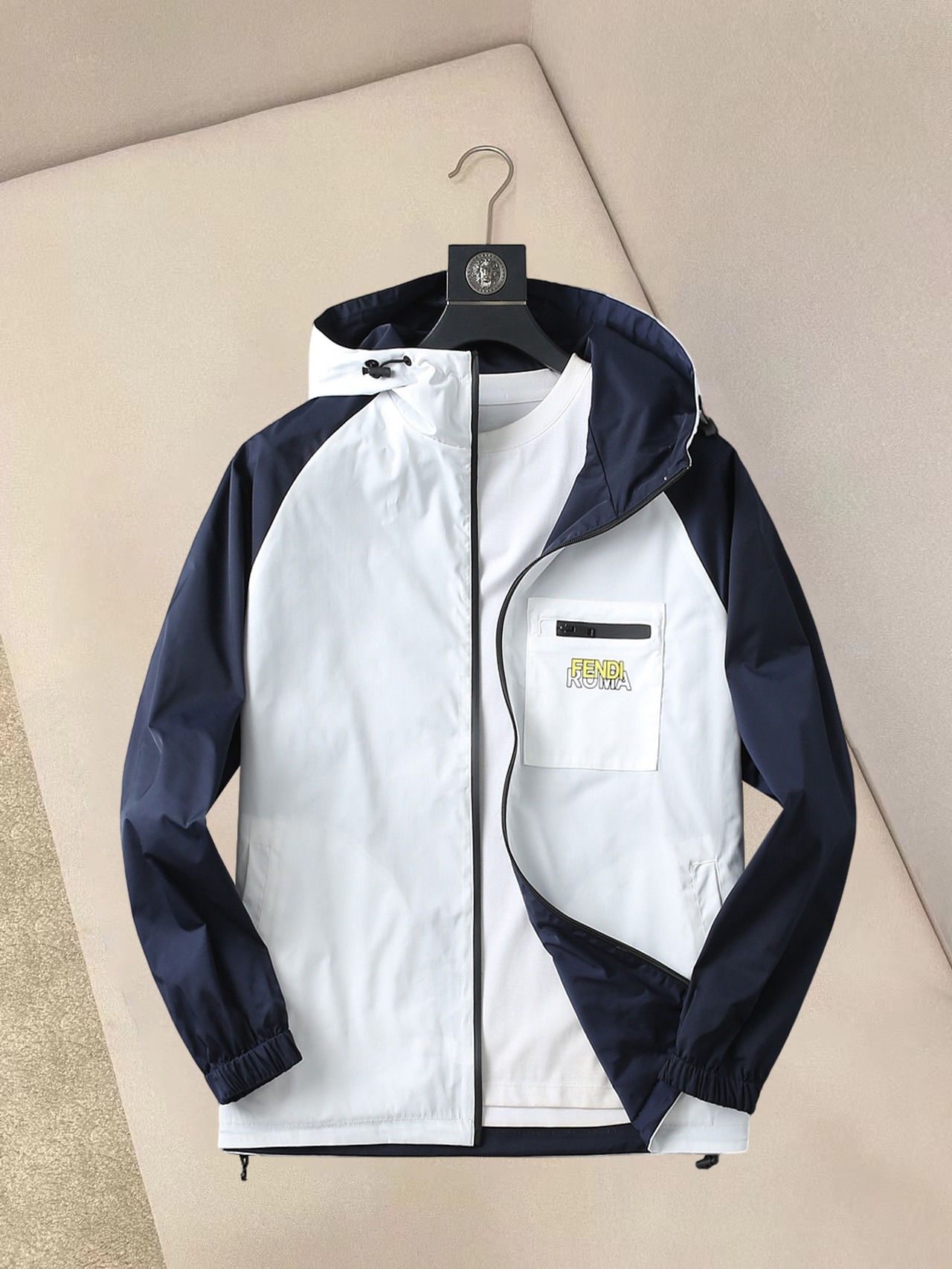 NO:132311,Fendi double-sided wear, 2025 spring new jacket jacket, the new product on the show is perfect, comfortable and warm, the three-standard complete colors and full and attractive, and the very outstanding design easily advances the sense of fashion, the workmanship is extremely exquisite and rigorous, and the wiring is neat and meticulous!  A masterpiece of a big-name designer!  The upper body doesn't look bloated and super handsome!  Spot code M ~ XXXL,,fendi,jackets & coats,jackets & coats,alexander wang19860909芬迪 双面穿,2025春季新款夹克外套,秀场新品品相非常完美,舒适保暖,三标齐全色泽饱满诱人,非常出彩的设计,轻松将时髦感进阶,做工极为考究严谨,走线工整细致！大牌设计师巨作！上身不显臃肿、超级帅气！现货码数M ～ XXXL,,fendi,jackets & coats,jackets & coats,alexander wang,Men's clothing