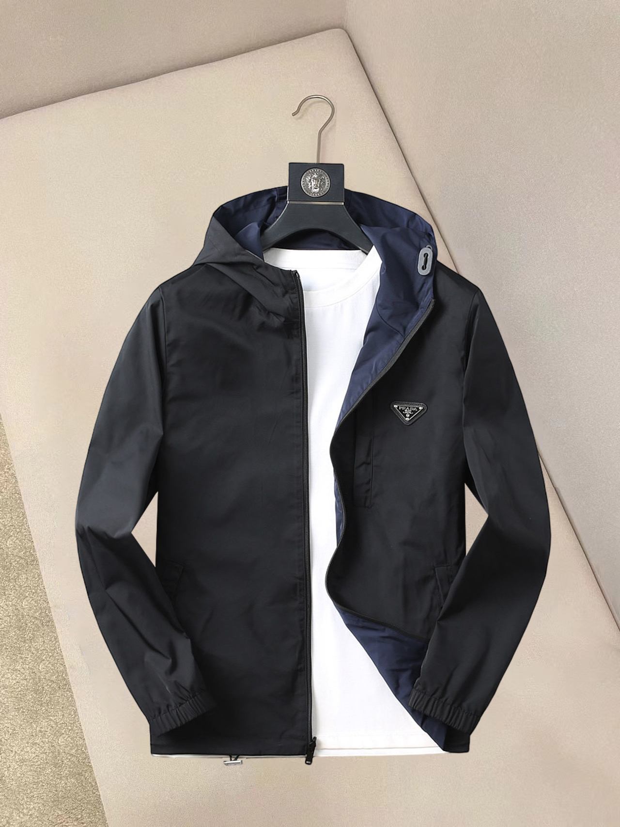 NO:132309,Prada double-sided wear, 2025 spring new jacket jacket, the new product on the show is perfect, comfortable and warm, the three-standard complete colors and full and attractive, and the very outstanding design easily advances the sense of fashion, the workmanship is extremely exquisite and rigorous, and the wiring is neat and meticulous!  A masterpiece of a big-name designer!  The upper body doesn't look bloated and super handsome!  Spot code M ~ XXXL,,prada,jackets & coats,jackets & coats,alexander wang19860909普拉达 双面穿,2025春季新款夹克外套,秀场新品品相非常完美,舒适保暖,三标齐全色泽饱满诱人,非常出彩的设计,轻松将时髦感进阶,做工极为考究严谨,走线工整细致！大牌设计师巨作！上身不显臃肿、超级帅气！现货码数M ～ XXXL,,prada,jackets & coats,jackets & coats,alexander wang,Men's clothing