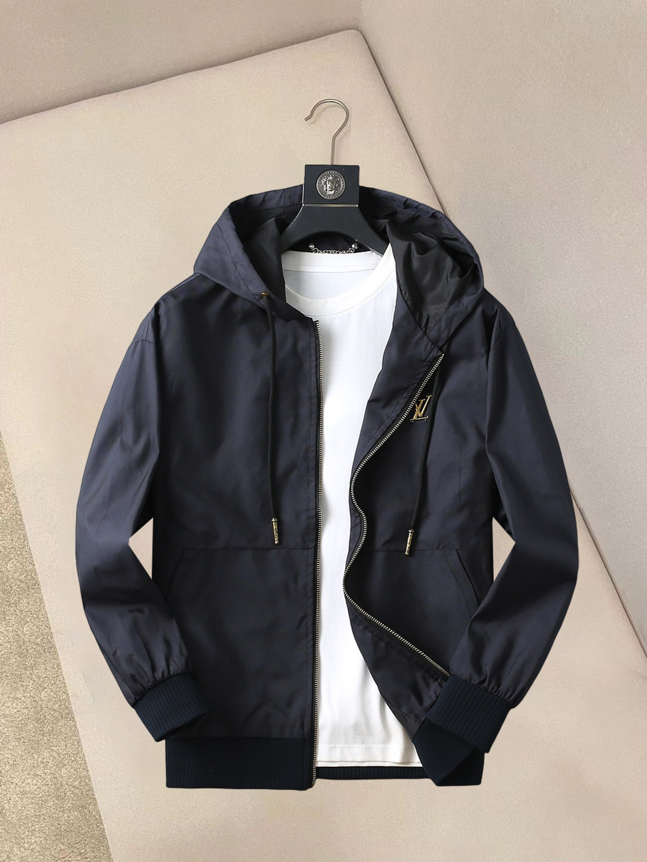 NO:132307,LV 2025 spring new jacket jacket, the new product on the show is perfect, comfortable and warm, the three standards are complete in color and full and attractive, and the very outstanding design easily advances the sense of fashion, the workmanship is extremely exquisite and rigorous, and the wiring is neat and meticulous!  A masterpiece of a big-name designer!  The upper body doesn't look bloated and super handsome!  Spot code M ~ XXXL,,louis vuitton,jackets & coats,jackets & coats,alexander wang19860909LV 2025春季新款夹克外套,秀场新品品相非常完美,舒适保暖,三标齐全色泽饱满诱人,非常出彩的设计,轻松将时髦感进阶,做工极为考究严谨,走线工整细致！大牌设计师巨作！上身不显臃肿、超级帅气！现货码数M ～ XXXL,,louis vuitton,jackets & coats,jackets & coats,alexander wang,Men's clothing