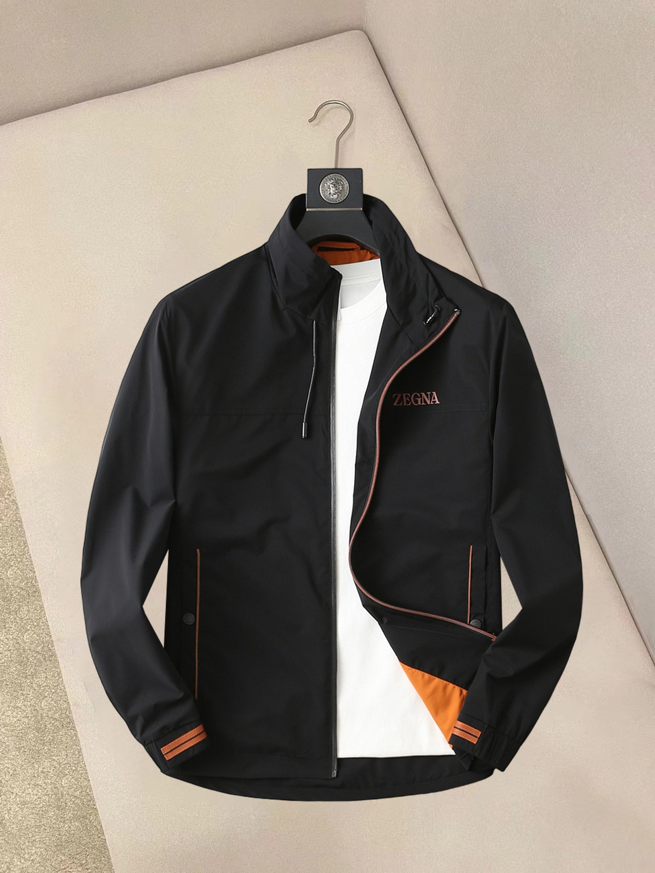 NO:132235,Jenia's new spring jacket for 2025, the new product on the show is perfect, comfortable and warm, the three standards have a complete color and full and attractive color, and the very outstanding design easily advances the sense of fashion, the workmanship is extremely exquisite and rigorous, and the wiring is neat and meticulous!  A masterpiece of a big-name designer!  The upper body doesn't look bloated and super handsome!  Spot code M ~ XXXL, zegna, jackets & coats, jackets & coats, alexander wang19860909杰尼亚 2025春季新款夹克外套,秀场新品品相非常完美,舒适保暖,三标齐全色泽饱满诱人,非常出彩的设计,轻松将时髦感进阶,做工极为考究严谨,走线工整细致！大牌设计师巨作！上身不显臃肿、超级帅气！现货码数M ～ XXXL,,zegna,jackets & coats,jackets & coats,alexander wang,Men's clothing