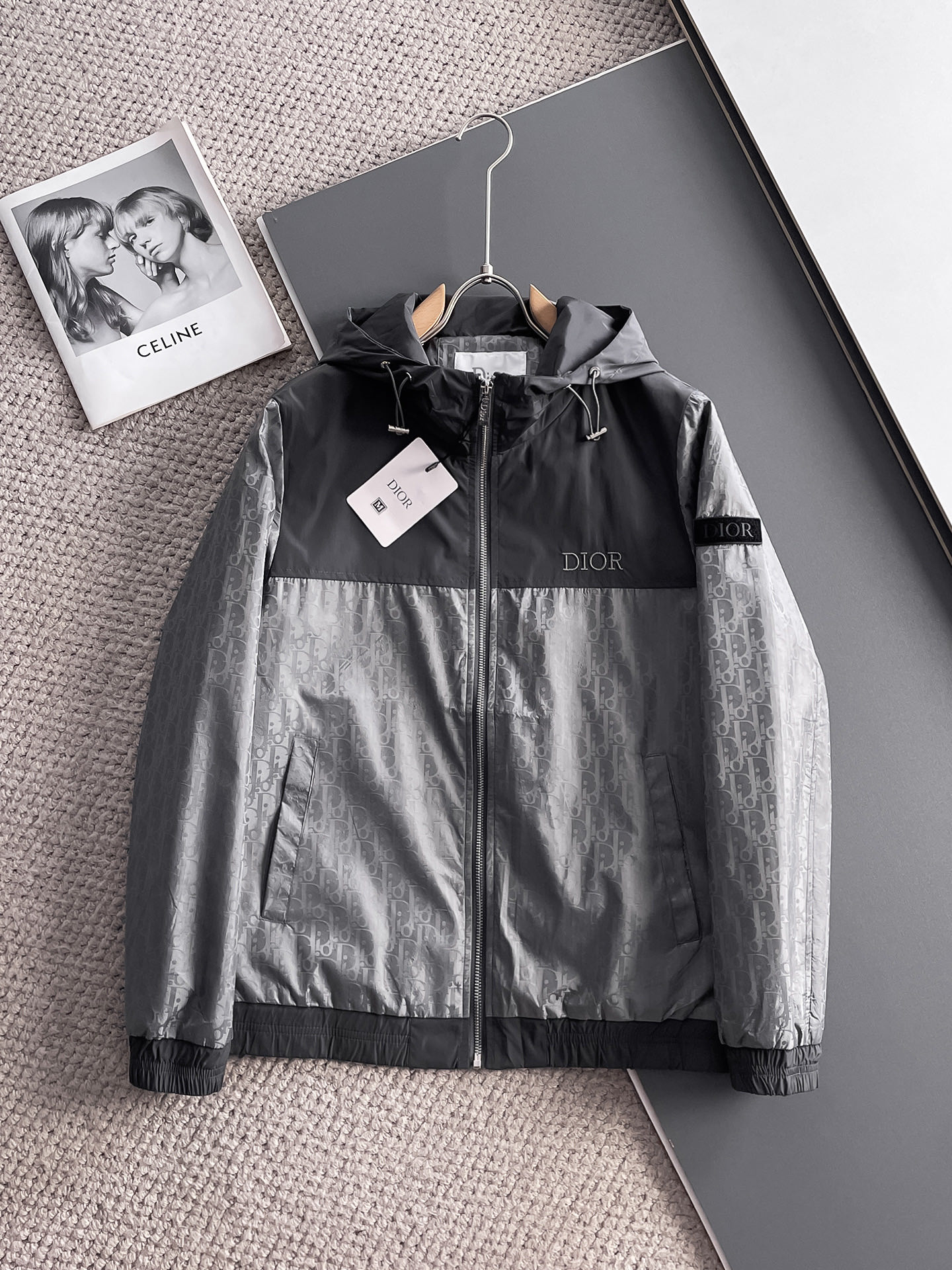 NO:511193,Dior 2025 spring new jacket jacket, the new product on the show is perfect, comfortable and warm, the three standards are complete in color and full and attractive, and the very outstanding design easily advances the sense of fashion, the workmanship is extremely exquisite and rigorous, and the wiring is neat and meticulous!  A masterpiece of a big-name designer!  The upper body doesn't look bloated and super handsome!  Spot code M ~ XXXL,,dior,jackets & coats,jackets & coats,alexander wang19860909迪奥 2025春季新款夹克外套,秀场新品品相非常完美,舒适保暖,三标齐全色泽饱满诱人,非常出彩的设计,轻松将时髦感进阶,做工极为考究严谨,走线工整细致！大牌设计师巨作！上身不显臃肿、超级帅气！现货码数M ～ XXXL,,dior,jackets & coats,jackets & coats,alexander wang,Men's clothing