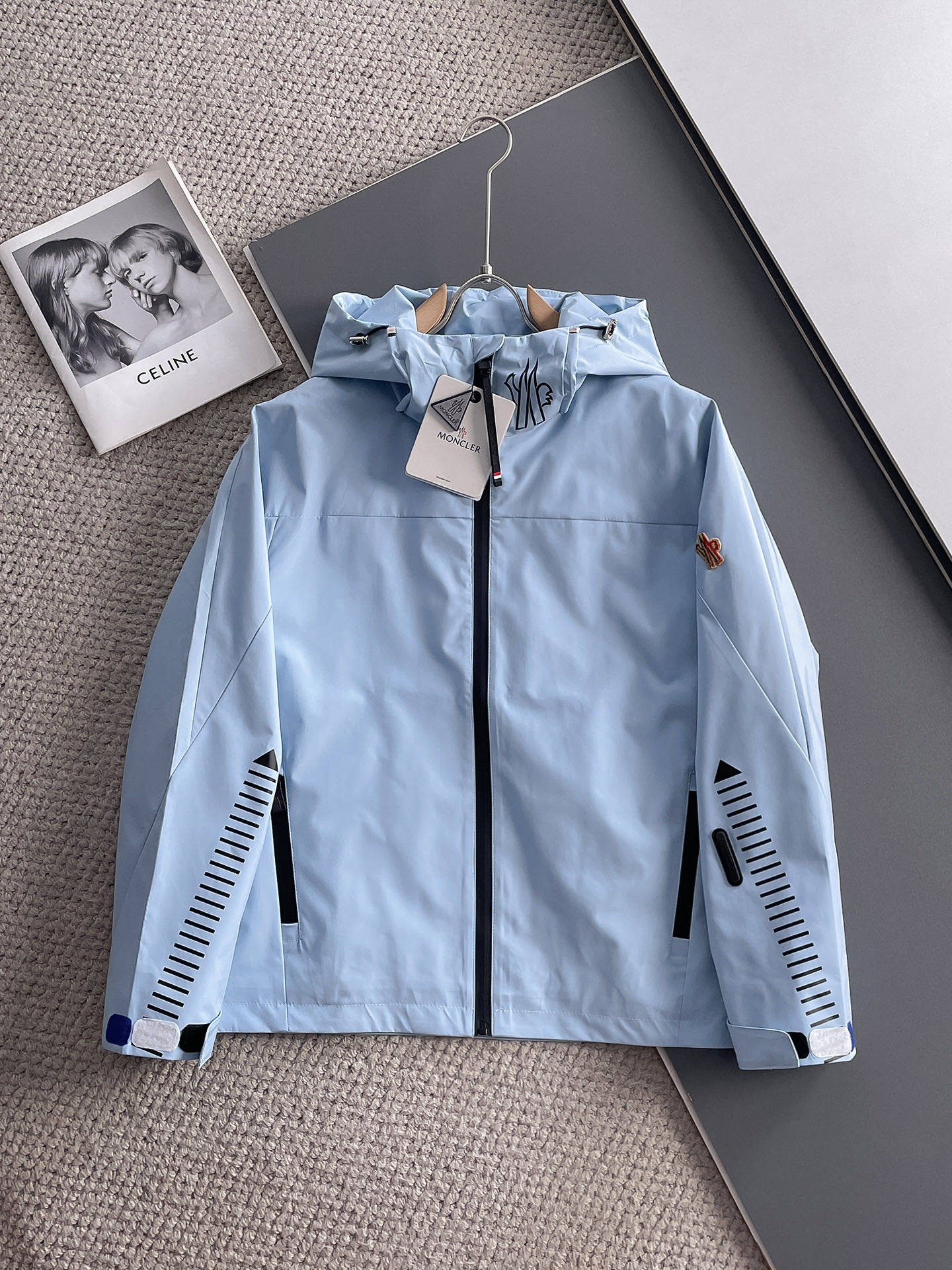 NO:511192,The new 2025 spring jacket, the new product on the show is perfect, comfortable and warm, the three-standard complete colors and full and attractive, and the very outstanding design easily advances the sense of fashion. The workmanship is extremely exquisite and rigorous, and the wiring is neat and meticulous!  A masterpiece of a big-name designer!  The upper body doesn't look bloated and super handsome!  Spot code M ~ XXXL,,Moncler,jackets & coats,jackets & coats,alexander wang19860909蒙口 2025春季新款夹克外套,秀场新品品相非常完美,舒适保暖,三标齐全色泽饱满诱人,非常出彩的设计,轻松将时髦感进阶,做工极为考究严谨,走线工整细致！大牌设计师巨作！上身不显臃肿、超级帅气！现货码数M ～ XXXL,,Moncler,jackets & coats,jackets & coats,alexander wang,Men's clothing