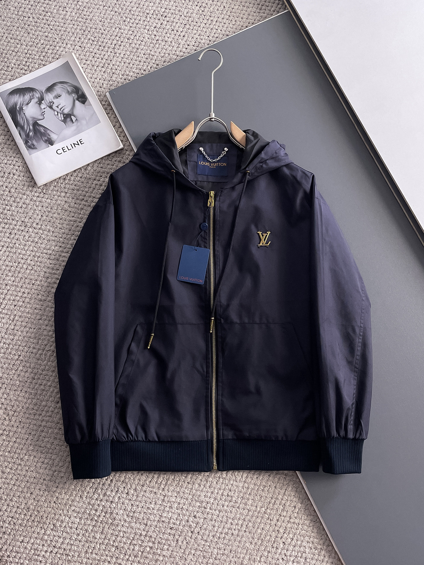 NO:511222,LV 2025 spring new jacket jacket, the new product on the show is perfect, comfortable and warm, the three standards are complete in color and full and attractive, and the very outstanding design easily advances the sense of fashion, the workmanship is extremely exquisite and rigorous, and the wiring is neat and meticulous!  A masterpiece of a big-name designer!  The upper body doesn't look bloated and super handsome!  Spot code M ~ XXXL,,louis vuitton,jackets & coats,jackets & coats,alexander wang19860909LV 2025春季新款夹克外套,秀场新品品相非常完美,舒适保暖,三标齐全色泽饱满诱人,非常出彩的设计,轻松将时髦感进阶,做工极为考究严谨,走线工整细致！大牌设计师巨作！上身不显臃肿、超级帅气！现货码数M ～ XXXL,,louis vuitton,jackets & coats,jackets & coats,alexander wang,Men's clothing