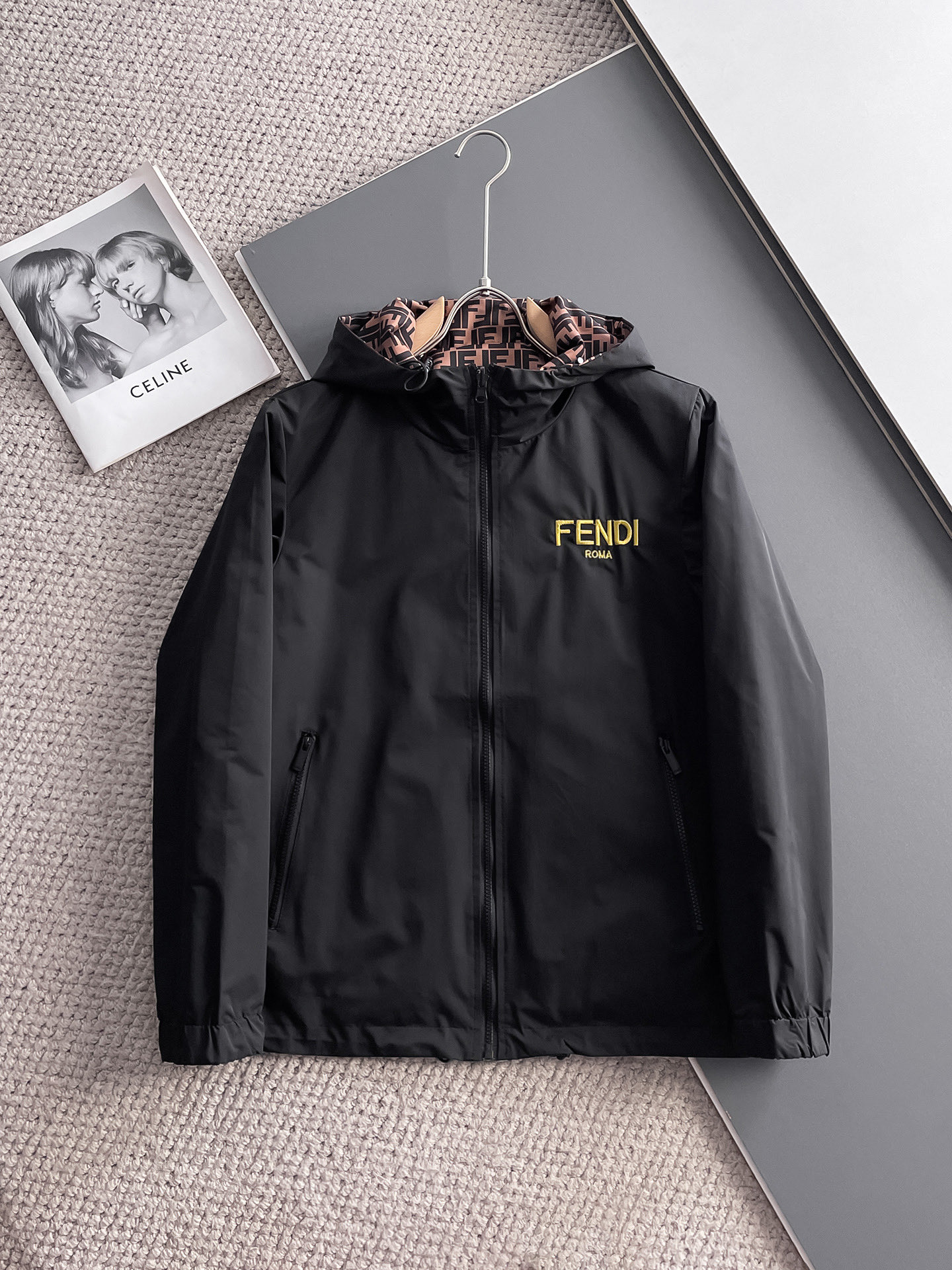 NO:511194,Fendi double-sided wear, 2025 spring new jacket jacket, the new product on the show is perfect, comfortable and warm, the three-standard complete colors and full and attractive, and the very outstanding design easily advances the sense of fashion, the workmanship is extremely exquisite and rigorous, and the wiring is neat and meticulous!  A masterpiece of a big-name designer!  The upper body doesn't look bloated and super handsome!  Spot code M ~ XXXL,,fendi,jackets & coats,jackets & coats,alexander wang19860909芬迪 双面穿,2025春季新款夹克外套,秀场新品品相非常完美,舒适保暖,三标齐全色泽饱满诱人,非常出彩的设计,轻松将时髦感进阶,做工极为考究严谨,走线工整细致！大牌设计师巨作！上身不显臃肿、超级帅气！现货码数M ～ XXXL,,fendi,jackets & coats,jackets & coats,alexander wang,Men's clothing