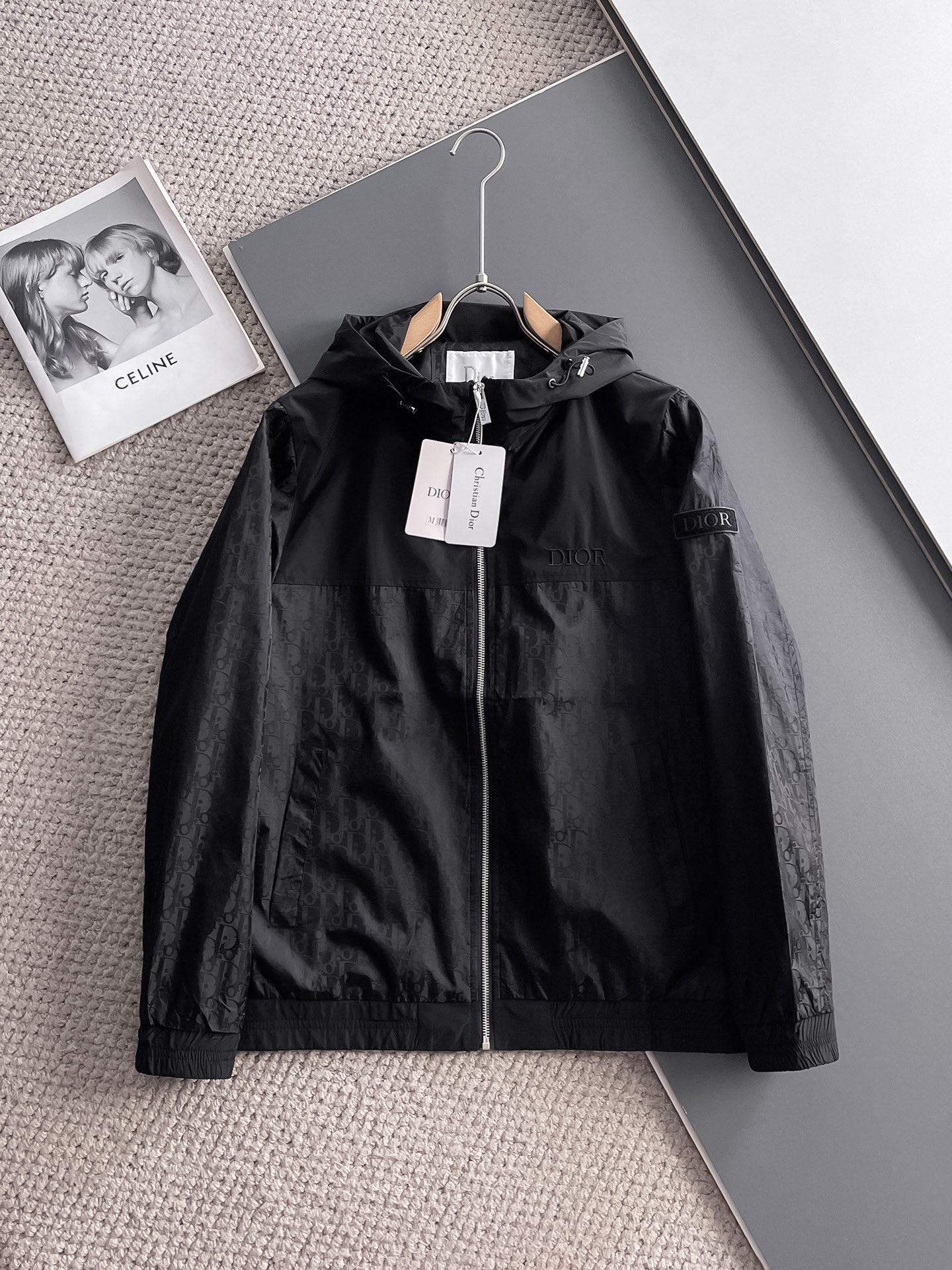 NO:511216,Dior 2025 spring new jacket jacket, the new product on the show is perfect, comfortable and warm, the three standards are complete in color and full and attractive, and the very outstanding design easily advances the sense of fashion, the workmanship is extremely exquisite and rigorous, and the wiring is neat and meticulous!  A masterpiece of a big-name designer!  The upper body doesn't look bloated and super handsome!  Spot code M ~ XXXL,,dior,jackets & coats,jackets & coats,alexander wang19860909迪奥 2025春季新款夹克外套,秀场新品品相非常完美,舒适保暖,三标齐全色泽饱满诱人,非常出彩的设计,轻松将时髦感进阶,做工极为考究严谨,走线工整细致！大牌设计师巨作！上身不显臃肿、超级帅气！现货码数M ～ XXXL,,dior,jackets & coats,jackets & coats,alexander wang,Men's clothing