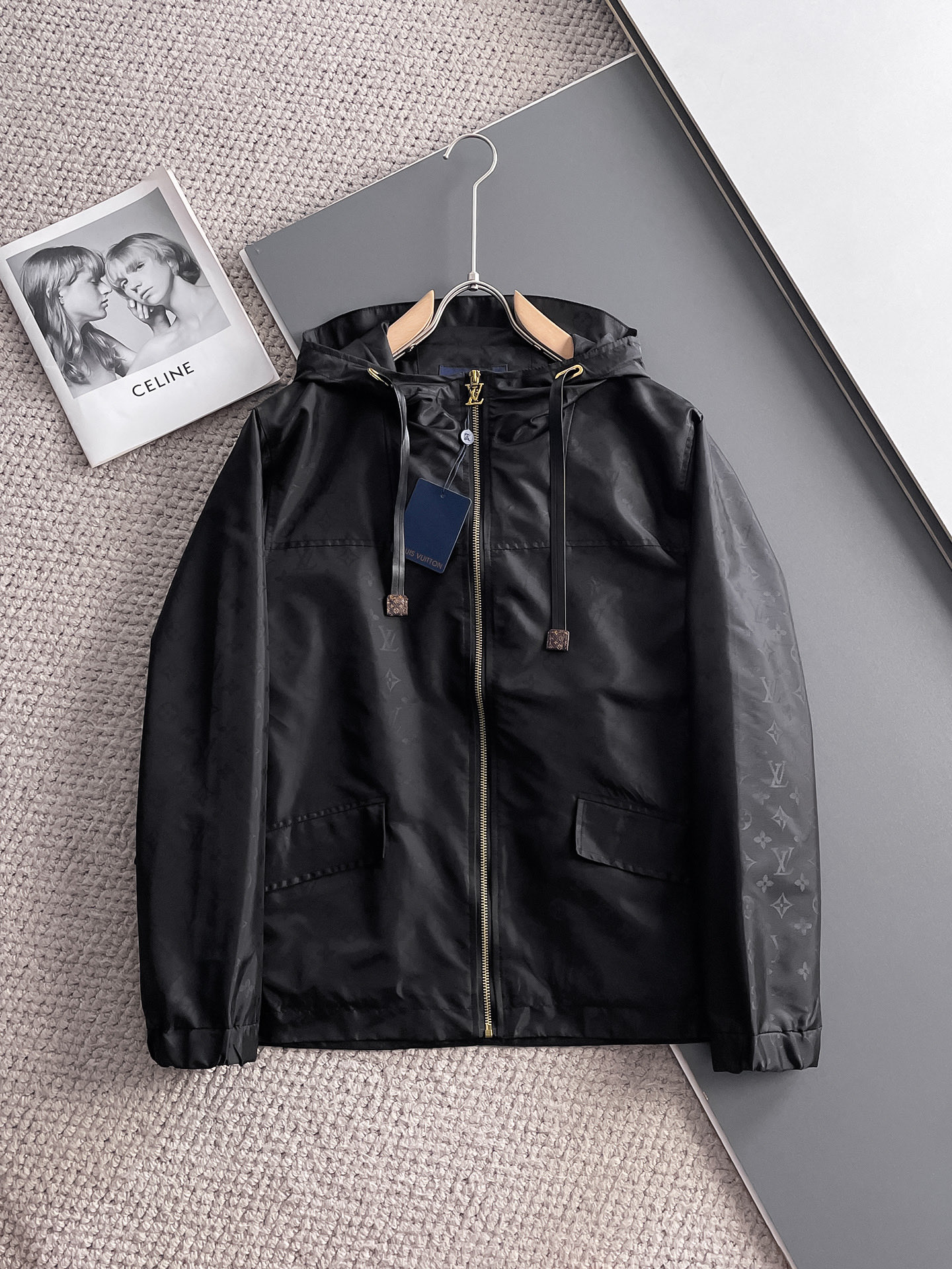 NO:511213,LV 2025 spring new jacket jacket, the new product on the show is perfect, comfortable and warm, the three standards are complete in color and full and attractive, and the very outstanding design easily advances the sense of fashion, the workmanship is extremely exquisite and rigorous, and the wiring is neat and meticulous!  A masterpiece of a big-name designer!  The upper body doesn't look bloated and super handsome!  Spot code M ~ XXXL,,louis vuitton,jackets & coats,jackets & coats,alexander wang19860909LV 2025春季新款夹克外套,秀场新品品相非常完美,舒适保暖,三标齐全色泽饱满诱人,非常出彩的设计,轻松将时髦感进阶,做工极为考究严谨,走线工整细致！大牌设计师巨作！上身不显臃肿、超级帅气！现货码数M ～ XXXL,,louis vuitton,jackets & coats,jackets & coats,alexander wang,Men's clothing