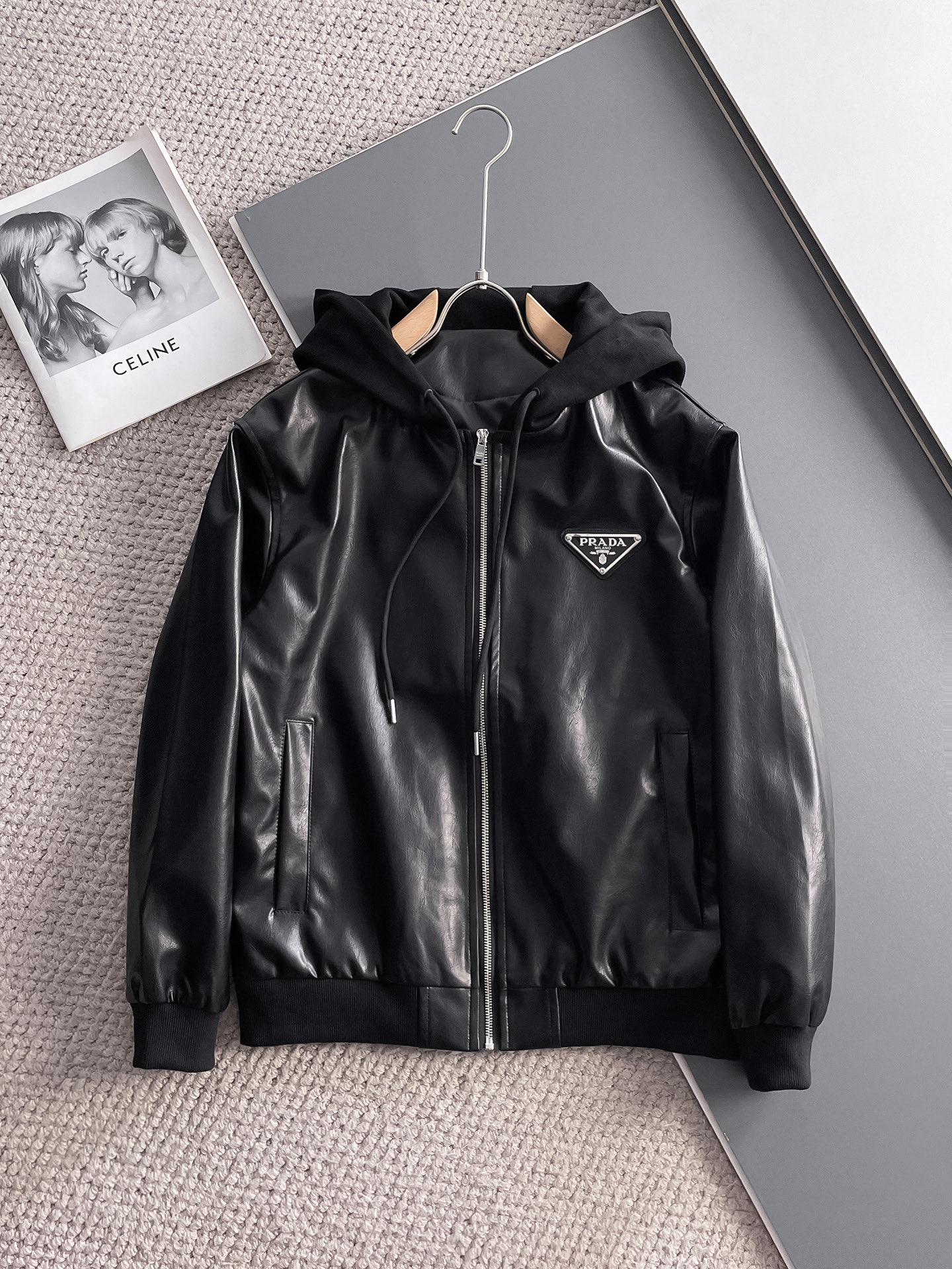 NO:511204,Prada's official website is the same model, and it will be released simultaneously!  2025 spring new men's jacket leather jacket, original single three-standard high-end version!  Customized fabrics for counters are breathable and comfortable, with impeccable details, and the brand element design concept reflects high quality. The feel is delicate and soft!  It is casually cut, with a great upper body style!  The maximum wear of 200 kilograms is M~3XL, and the height and weight are reported by orders.,,prada,jackets & coats,jackets & coats,leather jacket,alexander wang19860909普拉达 官网同款,同步发售！2025春季新款男士夹克皮衣外套,原单三标齐全高端版本！专柜定制面料 透气舒适度高,细节无可挑剔,品牌元素设计理念,体现高品质.手感细腻柔软！呈现休闲裁剪,上身版型超赞！码数M～3XL最大穿200斤,下单报身高体重.,,prada,jackets & coats,jackets & coats,leather jacket,alexander wang,Men's clothing