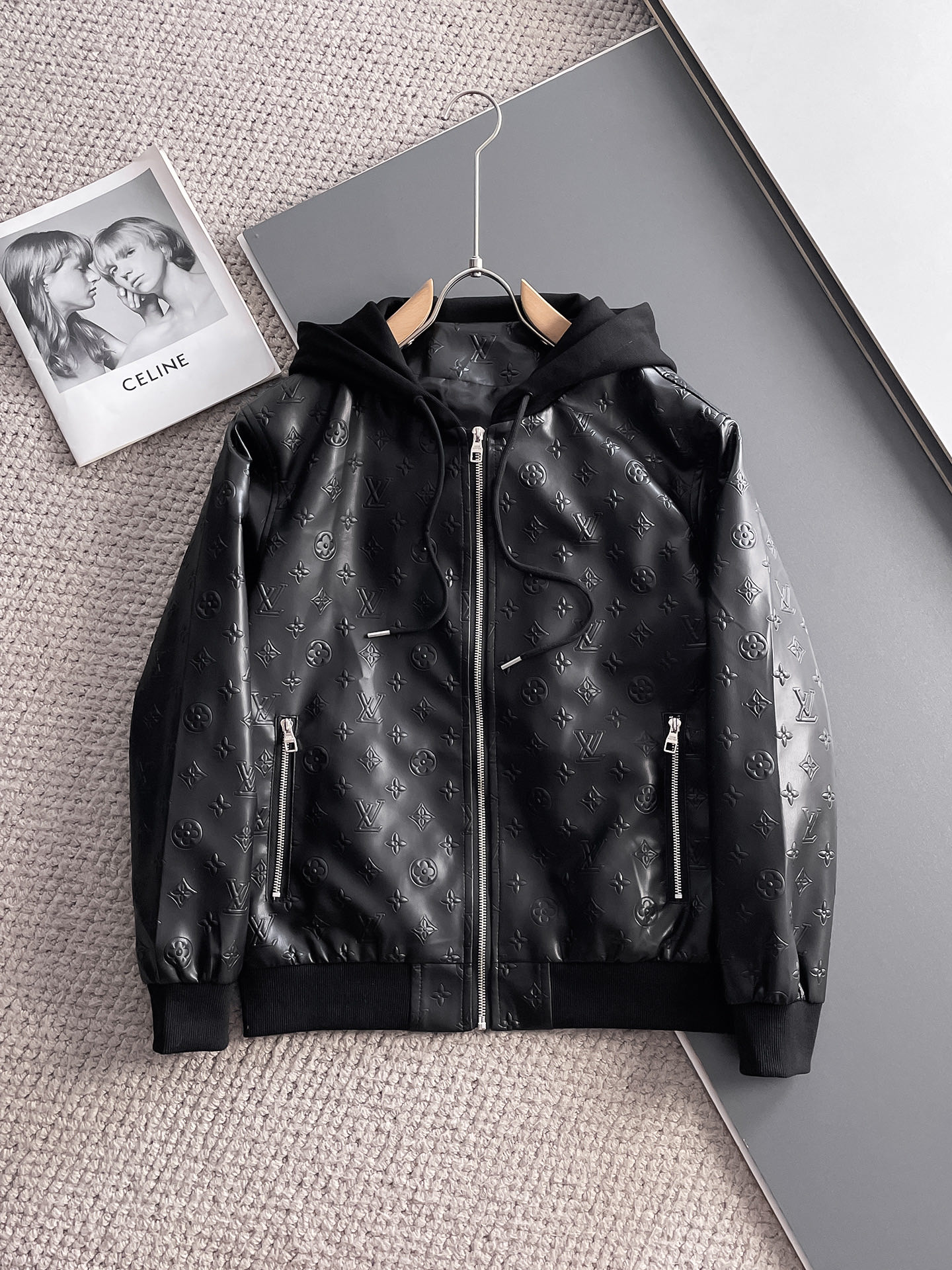 NO:511201,The same model on the official website of LV, released simultaneously!  2025 spring new men's jacket leather jacket, original single three-standard high-end version!  Customized fabrics for counters are breathable and comfortable, with impeccable details, and the brand element design concept reflects high quality. The feel is delicate and soft!  It is casually cut, with a great upper body style!  The maximum wear of 200 kilograms is M~3XL, and the height and weight are reported by orders.,,louis vuitton, jackets & coats, jackets & coats,leather jacket,alexander wang19860909LV 官网同款,同步发售！2025春季新款男士夹克皮衣外套,原单三标齐全高端版本！专柜定制面料 透气舒适度高,细节无可挑剔,品牌元素设计理念,体现高品质.手感细腻柔软！呈现休闲裁剪,上身版型超赞！码数M～3XL最大穿200斤,下单报身高体重.,,louis vuitton,jackets & coats,jackets & coats,leather jacket,alexander wang,Men's clothing