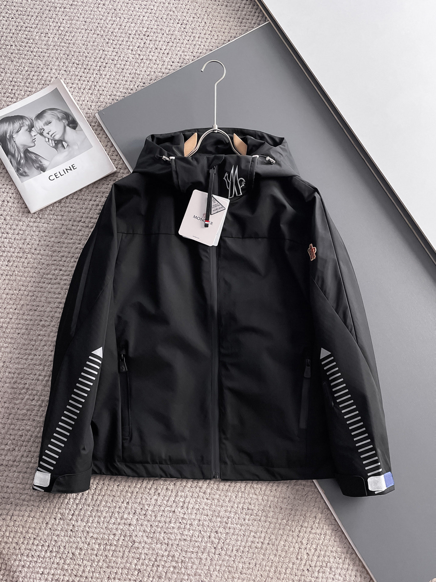 NO:511210,The new 2025 spring jacket, the new product on the show is perfect, comfortable and warm, the three-standard complete colors and full and attractive, and the very outstanding design easily advances the sense of fashion. The workmanship is extremely exquisite and rigorous, and the wiring is neat and meticulous!  A masterpiece of a big-name designer!  The upper body doesn't look bloated and super handsome!  Spot code M ~ XXXL,,Moncler,jackets & coats,jackets & coats,alexander wang19860909蒙口 2025春季新款夹克外套,秀场新品品相非常完美,舒适保暖,三标齐全色泽饱满诱人,非常出彩的设计,轻松将时髦感进阶,做工极为考究严谨,走线工整细致！大牌设计师巨作！上身不显臃肿、超级帅气！现货码数M ～ XXXL,,Moncler,jackets & coats,jackets & coats,alexander wang,Men's clothing