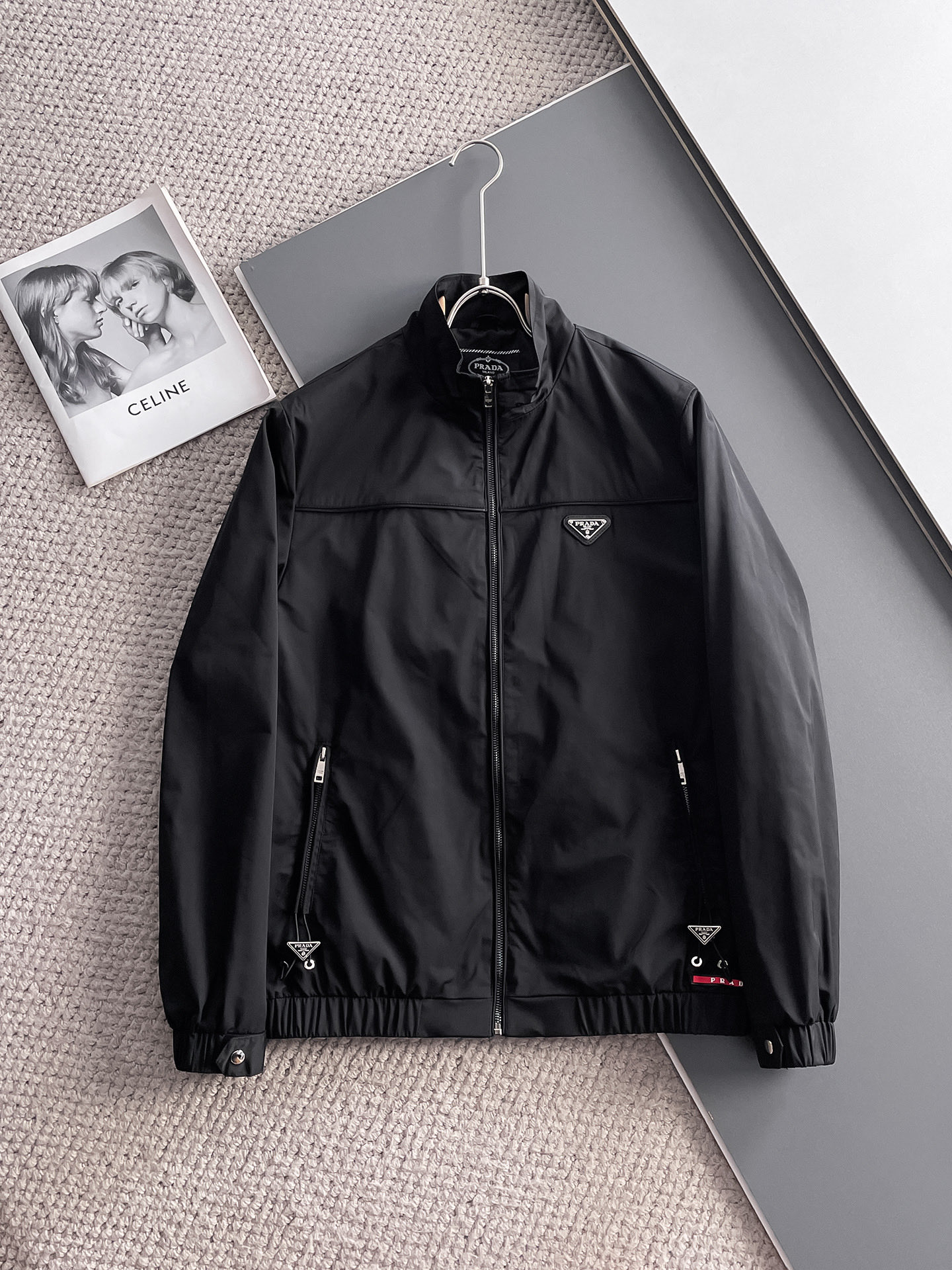 NO:511195,Prada's new spring jacket 2025, the new product on the show is perfect, comfortable and warm, the three standards have a complete color and full and attractive color, and the very outstanding design easily advances the sense of fashion, the workmanship is extremely exquisite and rigorous, and the wiring is neat and meticulous!  A masterpiece of a big-name designer!  The upper body doesn't look bloated and super handsome!  Spot code M ~ XXXL,,prada,jackets & coats,jackets & coats,alexander wang19860909普拉达 2025春季新款夹克外套,秀场新品品相非常完美,舒适保暖,三标齐全色泽饱满诱人,非常出彩的设计,轻松将时髦感进阶,做工极为考究严谨,走线工整细致！大牌设计师巨作！上身不显臃肿、超级帅气！现货码数M ～ XXXL,,prada,jackets & coats,jackets & coats,alexander wang,Men's clothing