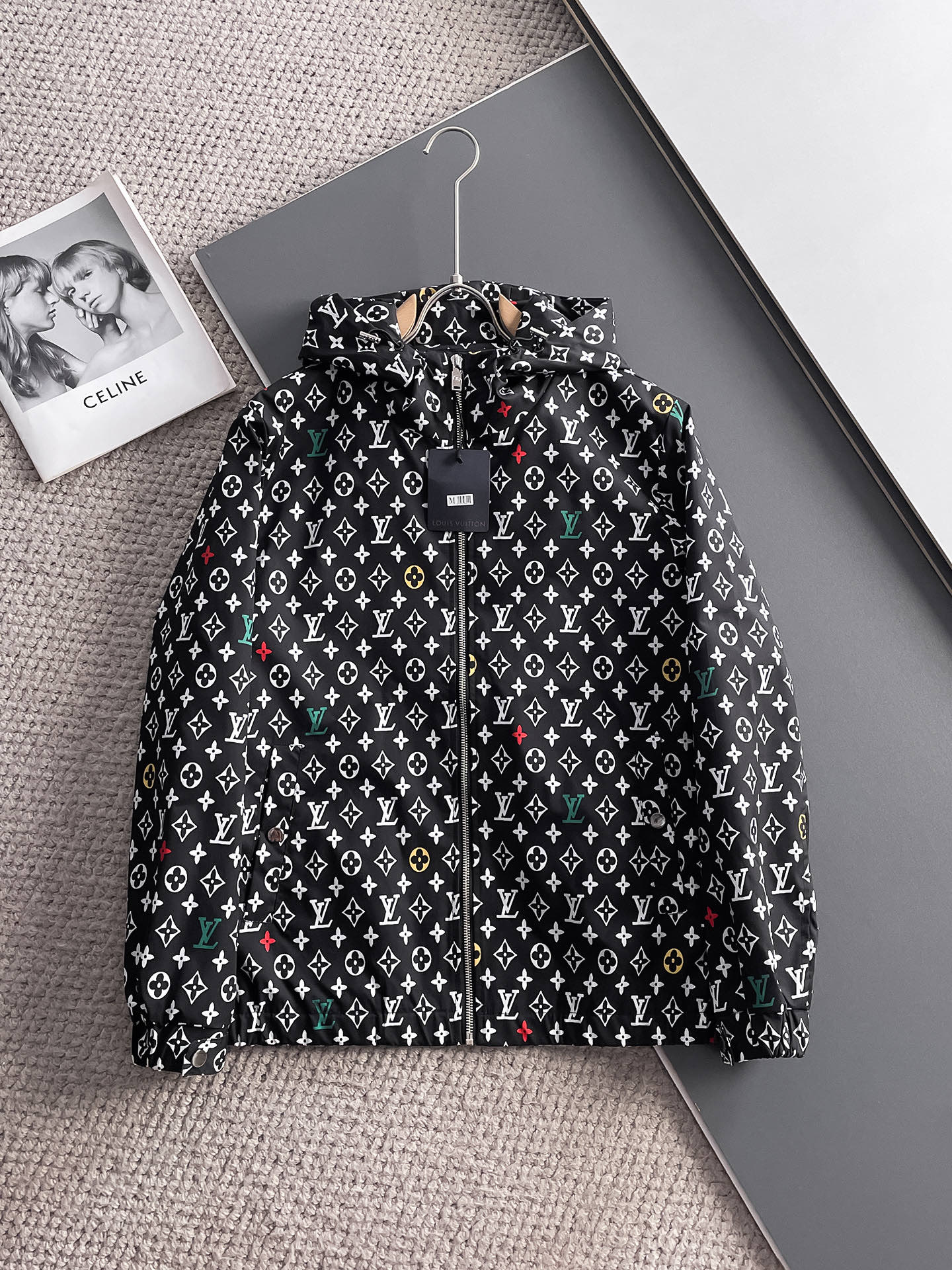 NO:511207,LV 2025 spring new jacket jacket, the new product on the show is perfect, comfortable and warm, the three-standard complete colors and full and attractive, and the very outstanding design easily advances the sense of fashion, the workmanship is extremely exquisite and rigorous, and the wiring is neat and meticulous!  A masterpiece of a big-name designer!  The upper body doesn't look bloated and super handsome!  Spot code M ~ XXXL,,louis vuitton,jackets & coats,jackets & coats,alexander wang19860909LV 2025春季新款夹克外套,秀场新品品相非常完美,舒适保暖,三标齐全色泽饱满诱人,非常出彩的设计,轻松将时髦感进阶,做工极为考究严谨,走线工整细致！大牌设计师巨作！上身不显臃肿、超级帅气！现货码数M ～ XXXL,,louis vuitton,jackets & coats,jackets & coats,alexander wang,Men's clothing