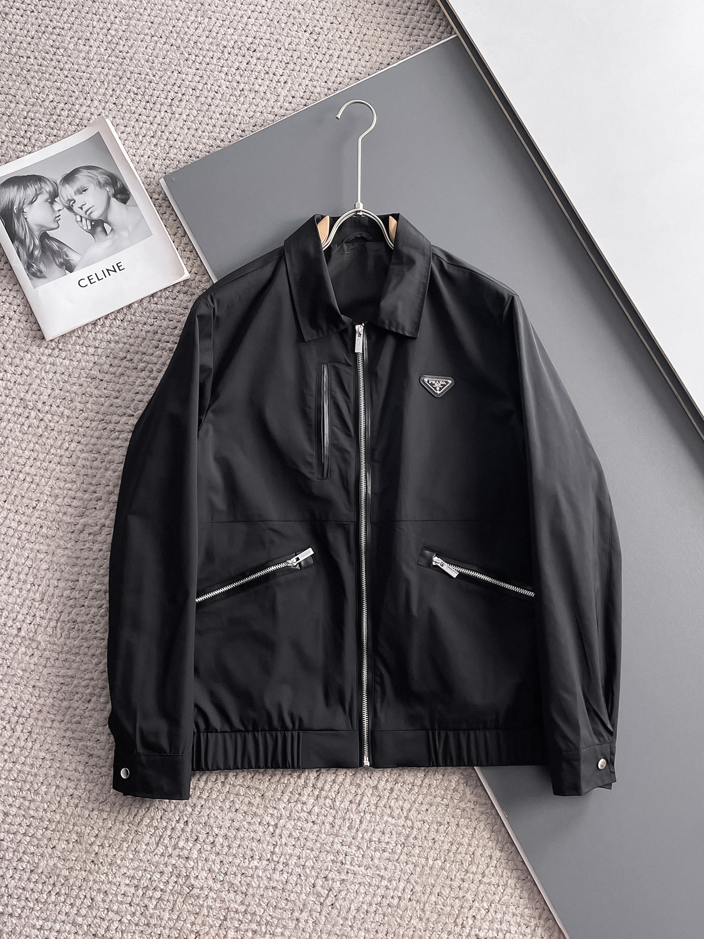 NO:511215,Prada's new spring jacket 2025, the new product on the show is perfect, comfortable and warm, the three standards have a complete color and full and attractive color, and the very outstanding design easily advances the sense of fashion, the workmanship is extremely exquisite and rigorous, and the wiring is neat and meticulous!  A masterpiece of a big-name designer!  The upper body doesn't look bloated and super handsome!  Spot code M ~ XXXL,,prada,jackets & coats,jackets & coats,alexander wang19860909普拉达 2025春季新款夹克外套,秀场新品品相非常完美,舒适保暖,三标齐全色泽饱满诱人,非常出彩的设计,轻松将时髦感进阶,做工极为考究严谨,走线工整细致！大牌设计师巨作！上身不显臃肿、超级帅气！现货码数M ～ XXXL,,prada,jackets & coats,jackets & coats,alexander wang,Men's clothing