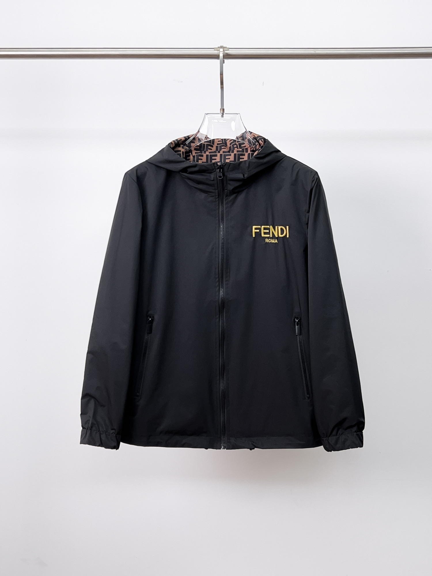 NO:130729,Fendi double-sided wear, 2025 spring new jacket jacket, the new product on the show is perfect, comfortable and warm, the three-standard complete colors and full and attractive, and the very outstanding design easily advances the sense of fashion, the workmanship is extremely exquisite and rigorous, and the wiring is neat and meticulous!  A masterpiece of a big-name designer!  The upper body doesn't look bloated and super handsome!  Spot code M ~ 3XL,,fendi,jackets & coats,jackets & coats,alexander wang19860909芬迪 双面穿,2025春季新款夹克外套,秀场新品品相非常完美,舒适保暖,三标齐全色泽饱满诱人,非常出彩的设计,轻松将时髦感进阶,做工极为考究严谨,走线工整细致！大牌设计师巨作！上身不显臃肿、超级帅气！现货码数M ～ 3XL,,fendi,jackets & coats,jackets & coats,alexander wang,Men's clothing