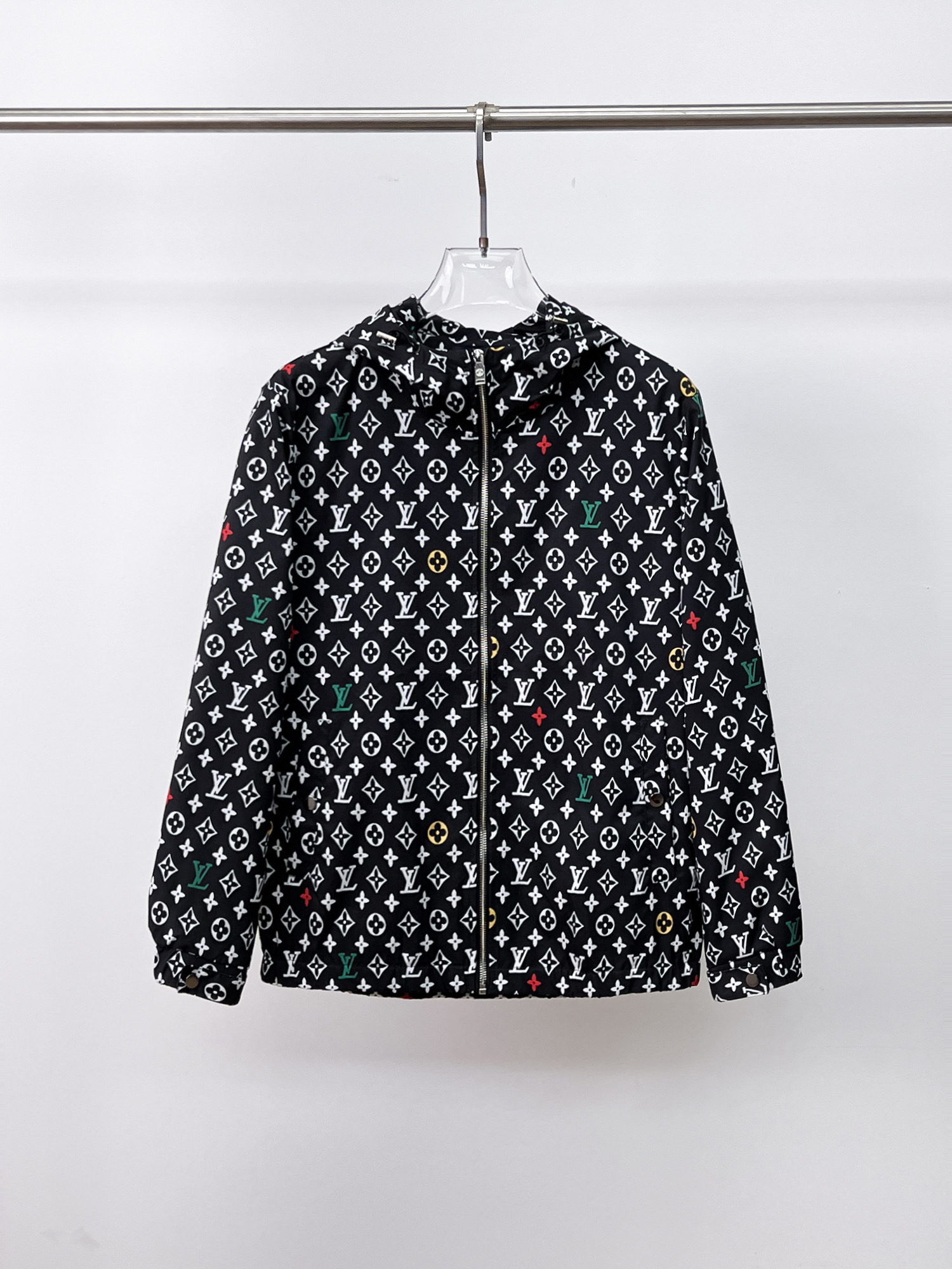 NO:130732,LV 2025 spring new jacket jacket, the new product on the show is perfect, comfortable and warm, the three standards are complete in color and full and attractive, and the very outstanding design easily advances the sense of fashion, the workmanship is extremely exquisite and rigorous, and the wiring is neat and meticulous!  A masterpiece of a big-name designer!  The upper body doesn't look bloated and super handsome!  Spot code M ~ 3XL,,louis vuitton,jackets & coats,jackets & coats,alexander wang19860909LV 2025春季新款夹克外套,秀场新品品相非常完美,舒适保暖,三标齐全色泽饱满诱人,非常出彩的设计,轻松将时髦感进阶,做工极为考究严谨,走线工整细致！大牌设计师巨作！上身不显臃肿、超级帅气！现货码数M ～ 3XL,,louis vuitton,jackets & coats,jackets & coats,alexander wang,Men's clothing