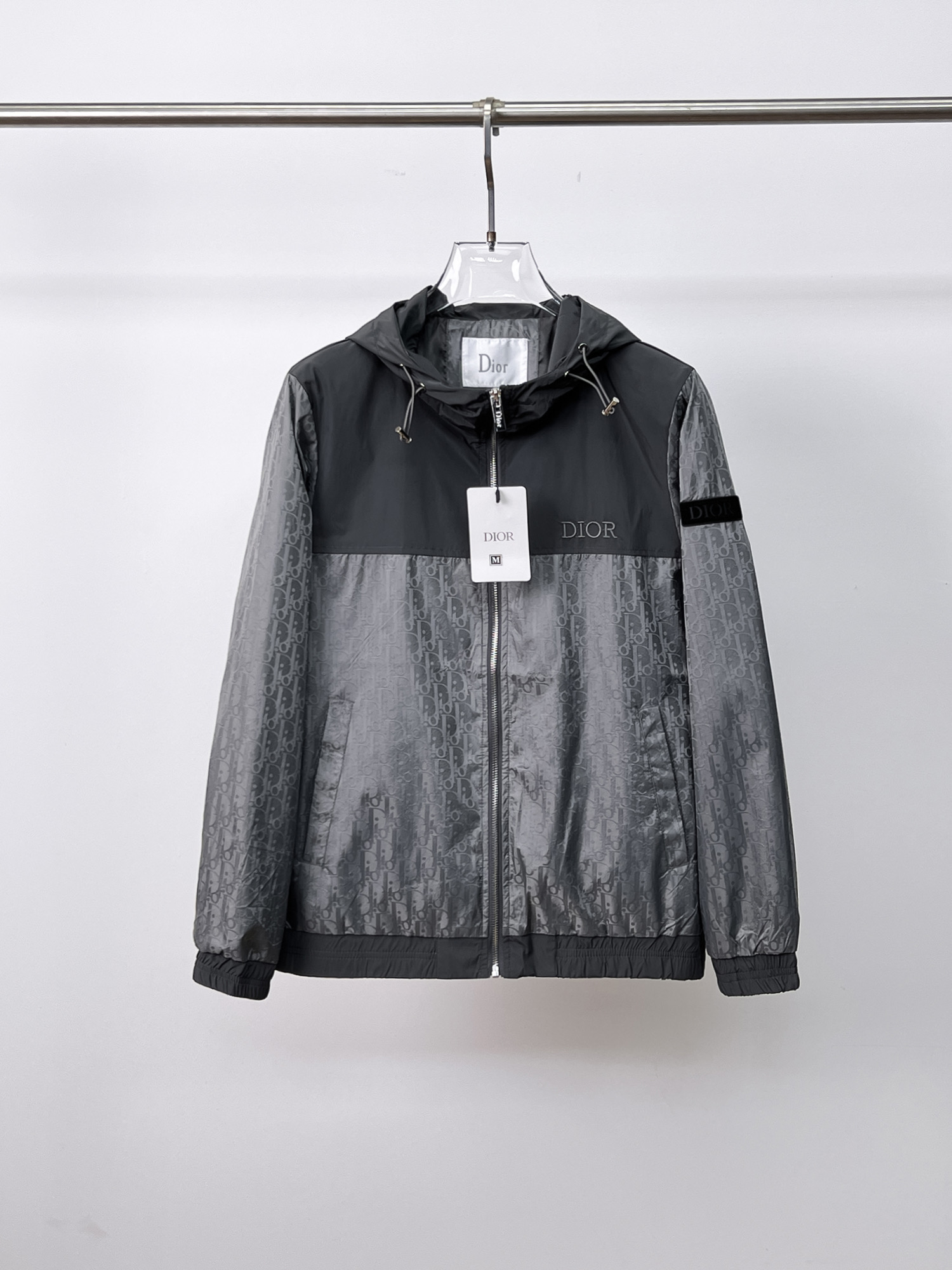 NO:130735,Dior 2025 spring new jacket jacket, the new product on the show is perfect, comfortable and warm, the three standards are complete in color and full and attractive, and the very outstanding design easily advances the sense of fashion, the workmanship is extremely exquisite and rigorous, and the wiring is neat and meticulous!  A masterpiece of a big-name designer!  The upper body doesn't look bloated and super handsome!  Spot code M ~ 3XL,,dior,jackets & coats,jackets & coats,alexander wang19860909迪奥 2025春季新款夹克外套,秀场新品品相非常完美,舒适保暖,三标齐全色泽饱满诱人,非常出彩的设计,轻松将时髦感进阶,做工极为考究严谨,走线工整细致！大牌设计师巨作！上身不显臃肿、超级帅气！现货码数M ～ 3XL,,dior,jackets & coats,jackets & coats,alexander wang,Men's clothing