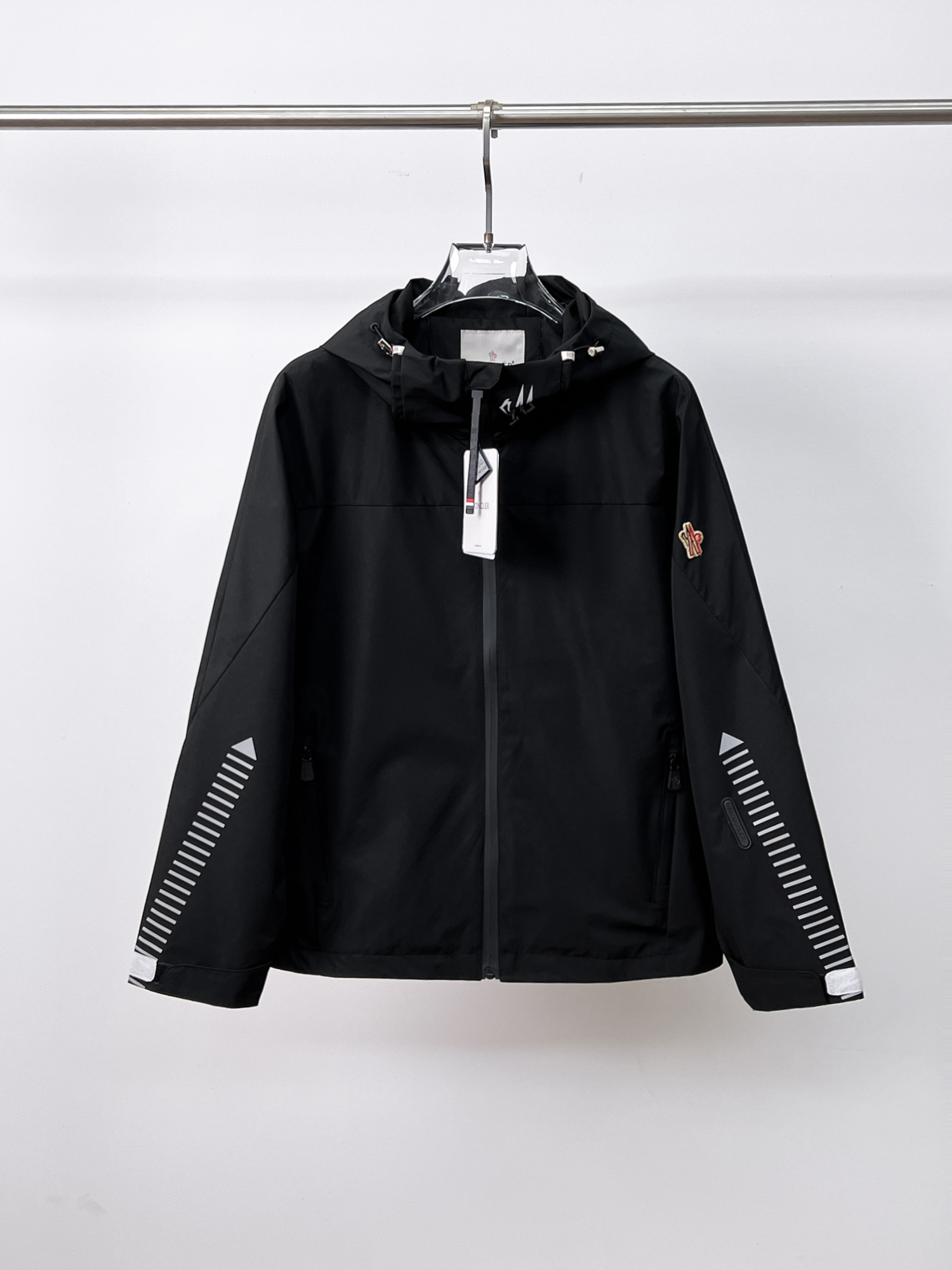 NO:130738,The new 2025 spring jacket, the new product on the show is perfect, comfortable and warm, the three-standard complete colors and full and attractive, and the very outstanding design easily advances the sense of fashion. The workmanship is extremely exquisite and rigorous, and the wiring is neat and meticulous!  A masterpiece of a big-name designer!  The upper body doesn't look bloated and super handsome!  Spot code M ~ 3XL, Moncler, jackets & coats, jackets & coats, alexander wang19860909蒙口 2025春季新款夹克外套,秀场新品品相非常完美,舒适保暖,三标齐全色泽饱满诱人,非常出彩的设计,轻松将时髦感进阶,做工极为考究严谨,走线工整细致！大牌设计师巨作！上身不显臃肿、超级帅气！现货码数M ～ 3XL,,Moncler,jackets & coats,jackets & coats,alexander wang,Men's clothing