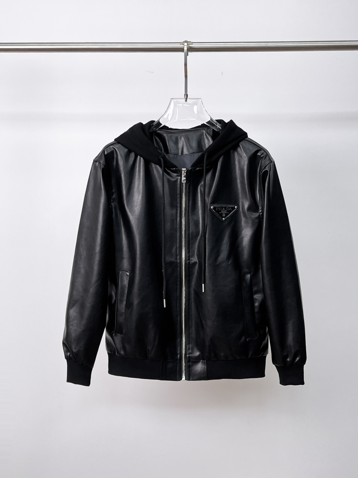 NO:130745,Prada's official website is the same model, and it will be released simultaneously!  2025 spring new men's jacket leather jacket, original single three-standard high-end version!  Customized fabrics for counters are breathable and comfortable, with impeccable details, and the brand element design concept reflects high quality. The feel is delicate and soft!  It is casually cut, with a great upper body style!  The maximum wear of 200 kilograms is M~3XL, and the height and weight are reported by orders.,,prada,jackets & coats,jackets & coats,leather jacket,alexander wang19860909普拉达 官网同款,同步发售！2025春季新款男士夹克皮衣外套,原单三标齐全高端版本！专柜定制面料 透气舒适度高,细节无可挑剔,品牌元素设计理念,体现高品质.手感细腻柔软！呈现休闲裁剪,上身版型超赞！码数M～3XL最大穿200斤,下单报身高体重.,,prada,jackets & coats,jackets & coats,leather jacket,alexander wang,Men's clothing