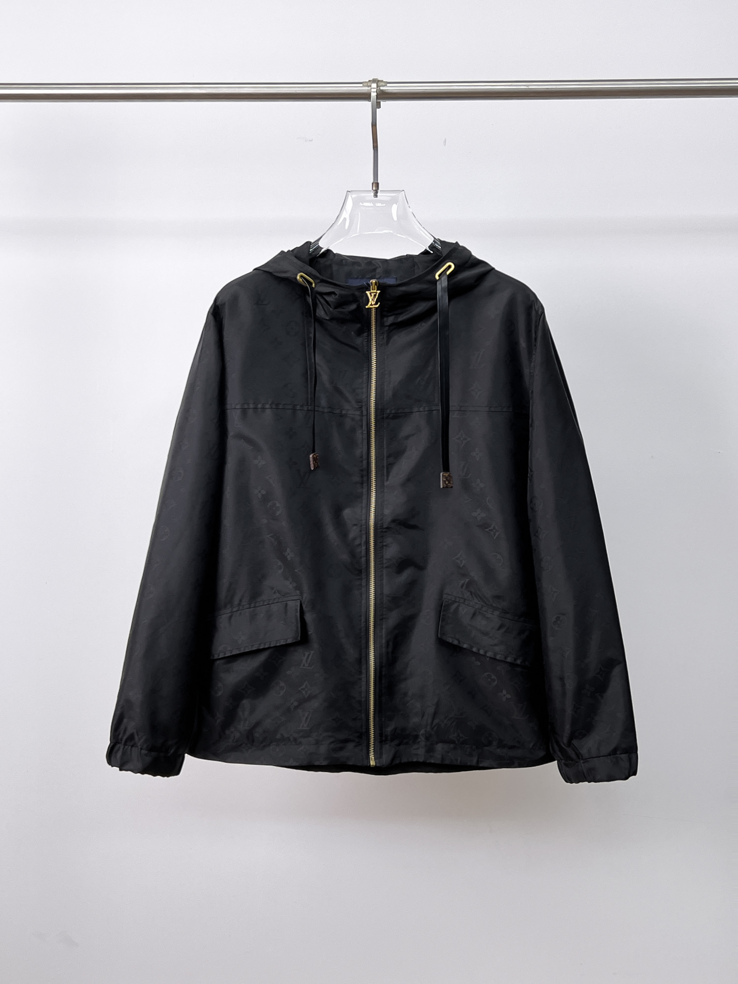 NO:130742,LV 2025 spring new jacket jacket, the new product on the show is perfect, comfortable and warm, the three standards are complete in color and full and attractive, and the very outstanding design easily advances the sense of fashion, the workmanship is extremely exquisite and rigorous, and the wiring is neat and meticulous!  A masterpiece of a big-name designer!  The upper body doesn't look bloated and super handsome!  Spot code M ~ 3XL,,louis vuitton,jackets & coats,jackets & coats,alexander wang19860909LV 2025春季新款夹克外套,秀场新品品相非常完美,舒适保暖,三标齐全色泽饱满诱人,非常出彩的设计,轻松将时髦感进阶,做工极为考究严谨,走线工整细致！大牌设计师巨作！上身不显臃肿、超级帅气！现货码数M ～ 3XL,,louis vuitton,jackets & coats,jackets & coats,alexander wang,Men's clothing