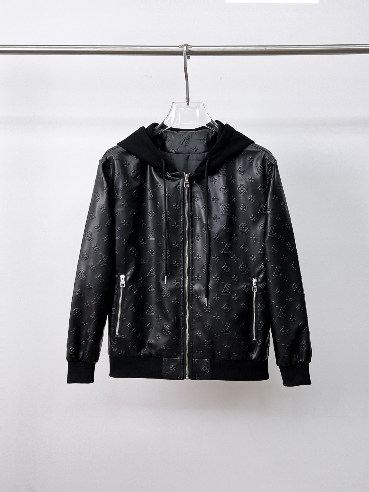 NO:130749,The same model on the official website of LV, released simultaneously!  2025 spring new men's jacket leather jacket, original single three-standard high-end version!  Customized fabrics for counters are breathable and comfortable, with impeccable details, and the brand element design concept reflects high quality. The feel is delicate and soft!  It is casually cut, with a great upper body style!  The maximum wear of 200 kilograms is M~3XL, and the height and weight are reported by orders.,,louis vuitton, jackets & coats, jackets & coats,leather jacket,alexander wang19860909LV 官网同款,同步发售！2025春季新款男士夹克皮衣外套,原单三标齐全高端版本！专柜定制面料 透气舒适度高,细节无可挑剔,品牌元素设计理念,体现高品质.手感细腻柔软！呈现休闲裁剪,上身版型超赞！码数M～3XL最大穿200斤,下单报身高体重.,,louis vuitton,jackets & coats,jackets & coats,leather jacket,alexander wang,Men's clothing