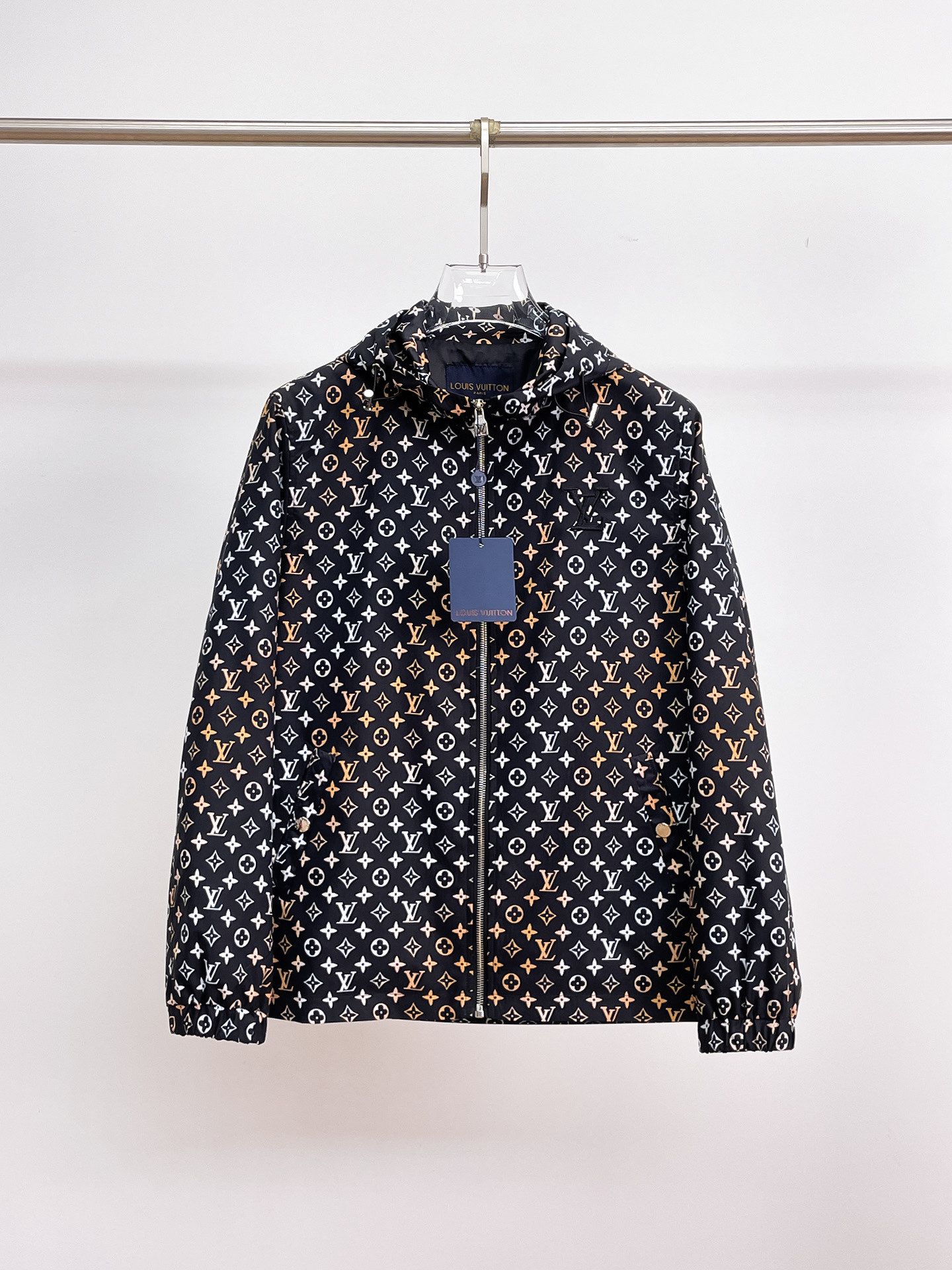 NO:130731,LV 2025 spring new jacket jacket, the new product on the show is perfect, comfortable and warm, the three standards are complete in color and full and attractive, and the very outstanding design easily advances the sense of fashion, the workmanship is extremely exquisite and rigorous, and the wiring is neat and meticulous!  A masterpiece of a big-name designer!  The upper body doesn't look bloated and super handsome!  Spot code M ~ 3XL,,louis vuitton,jackets & coats,jackets & coats,alexander wang19860909LV 2025春季新款夹克外套,秀场新品品相非常完美,舒适保暖,三标齐全色泽饱满诱人,非常出彩的设计,轻松将时髦感进阶,做工极为考究严谨,走线工整细致！大牌设计师巨作！上身不显臃肿、超级帅气！现货码数M ～ 3XL,,louis vuitton,jackets & coats,jackets & coats,alexander wang,Men's clothing