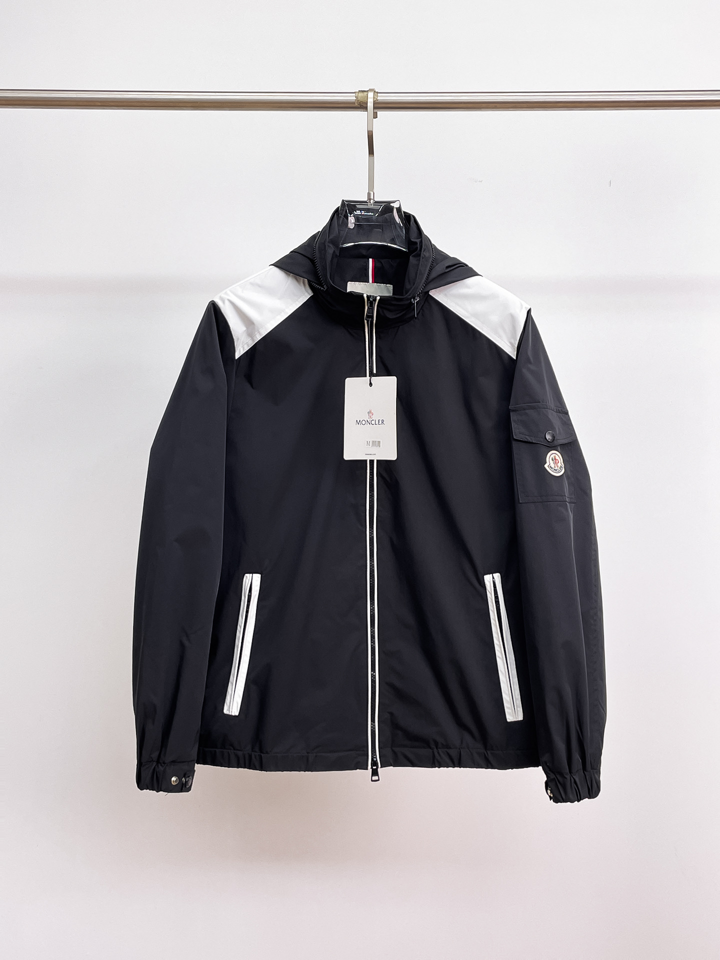 NO:130740,The new 2025 spring jacket, the new product on the show is perfect, comfortable and warm, the three-standard complete colors and full and attractive, and the very outstanding design easily advances the sense of fashion. The workmanship is extremely exquisite and rigorous, and the wiring is neat and meticulous!  A masterpiece of a big-name designer!  The upper body doesn't look bloated and super handsome!  Spot code M ~ 3XL, Moncler, jackets & coats, jackets & coats, alexander wang19860909蒙口 2025春季新款夹克外套,秀场新品品相非常完美,舒适保暖,三标齐全色泽饱满诱人,非常出彩的设计,轻松将时髦感进阶,做工极为考究严谨,走线工整细致！大牌设计师巨作！上身不显臃肿、超级帅气！现货码数M ～ 3XL,,Moncler,jackets & coats,jackets & coats,alexander wang,Men's clothing