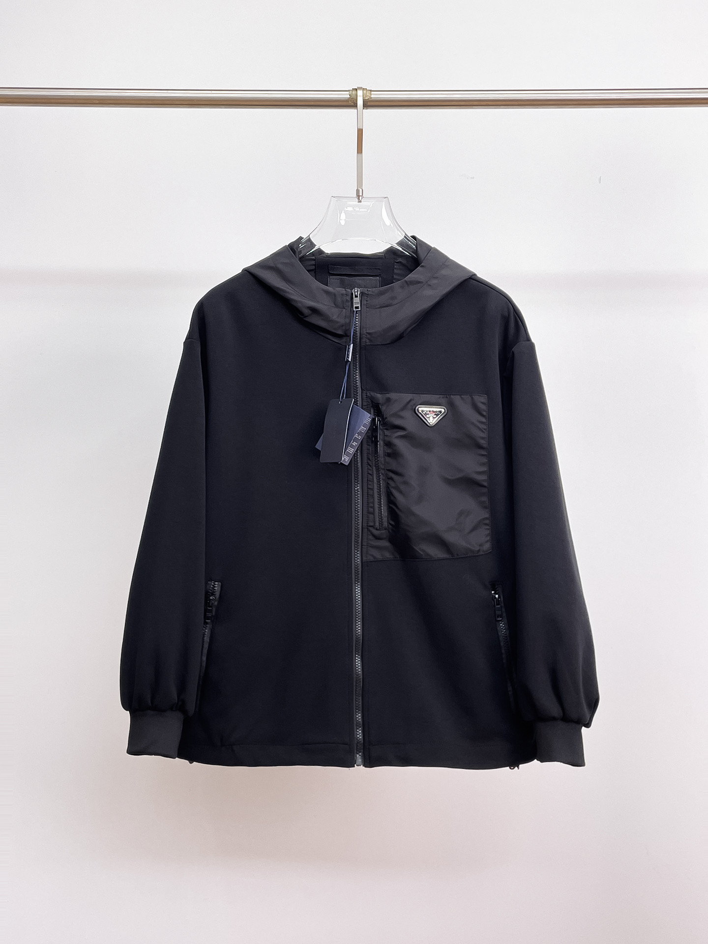 NO:130743,Prada's new spring jacket 2025, the new product on the show is perfect, comfortable and warm, the three standards have a complete color and full and attractive color, and the very outstanding design easily advances the sense of fashion, the workmanship is extremely exquisite and rigorous, and the wiring is neat and meticulous!  A masterpiece of a big-name designer!  The upper body doesn't look bloated and super handsome!  Spot code M ~ 3XL,,prada,jackets & coats,jackets & coats,alexander wang19860909普拉达 2025春季新款夹克外套,秀场新品品相非常完美,舒适保暖,三标齐全色泽饱满诱人,非常出彩的设计,轻松将时髦感进阶,做工极为考究严谨,走线工整细致！大牌设计师巨作！上身不显臃肿、超级帅气！现货码数M ～ 3XL,,prada,jackets & coats,jackets & coats,alexander wang,Men's clothing