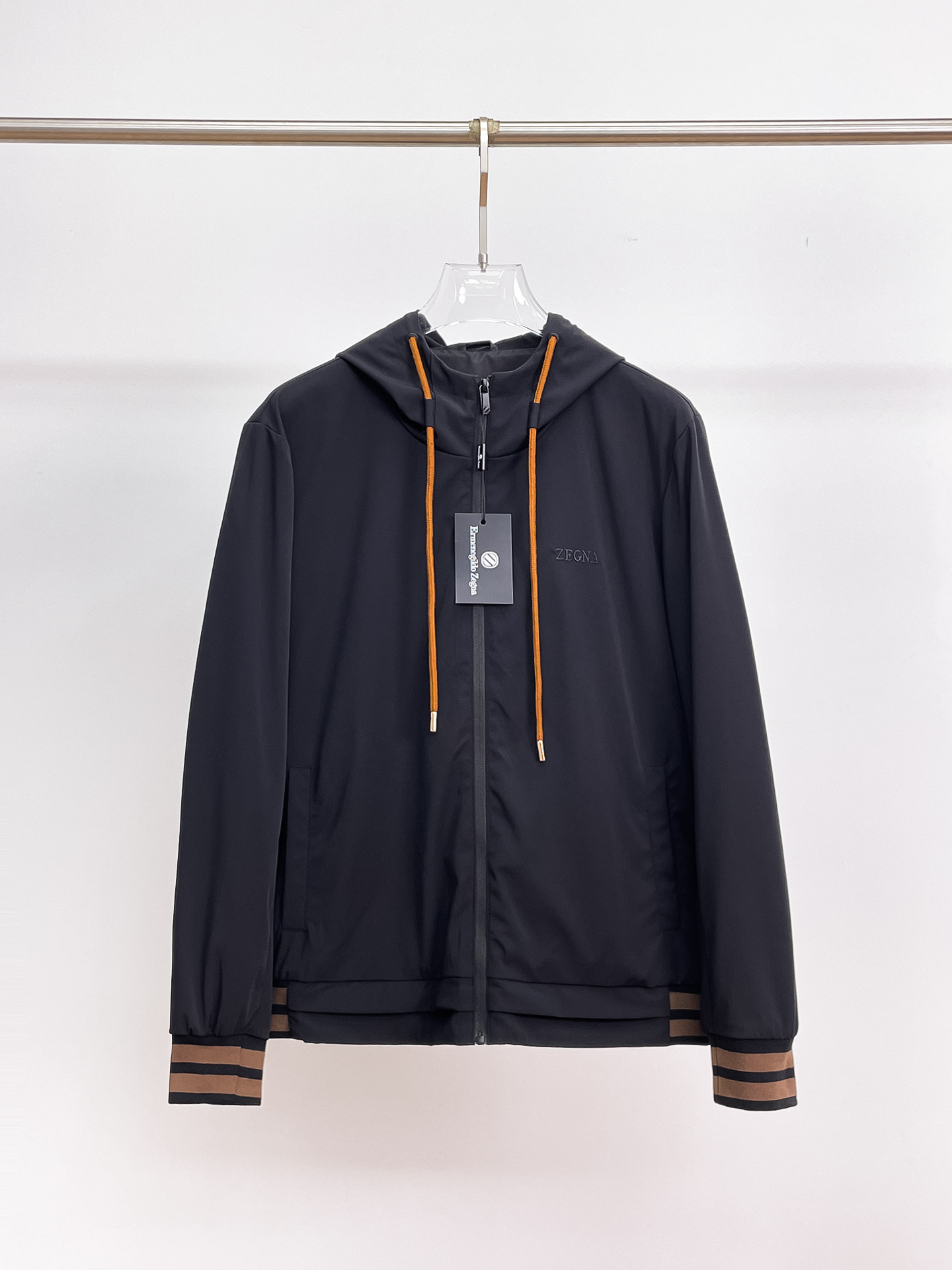 NO:130746,Jenia's new spring jacket for 2025, the new product on the show is perfect, comfortable and warm, the three standards have a complete color and full and attractive color, and the very outstanding design easily advances the sense of fashion, the workmanship is extremely exquisite and rigorous, and the wiring is neat and meticulous!  A masterpiece of a big-name designer!  The upper body doesn't look bloated and super handsome!  Spot code M ~ 3XL, zegna, jackets & coats, jackets & coats, alexander wang19860909杰尼亚 2025春季新款夹克外套,秀场新品品相非常完美,舒适保暖,三标齐全色泽饱满诱人,非常出彩的设计,轻松将时髦感进阶,做工极为考究严谨,走线工整细致！大牌设计师巨作！上身不显臃肿、超级帅气！现货码数M ～ 3XL,,zegna,jackets & coats,jackets & coats,alexander wang,Men's clothing