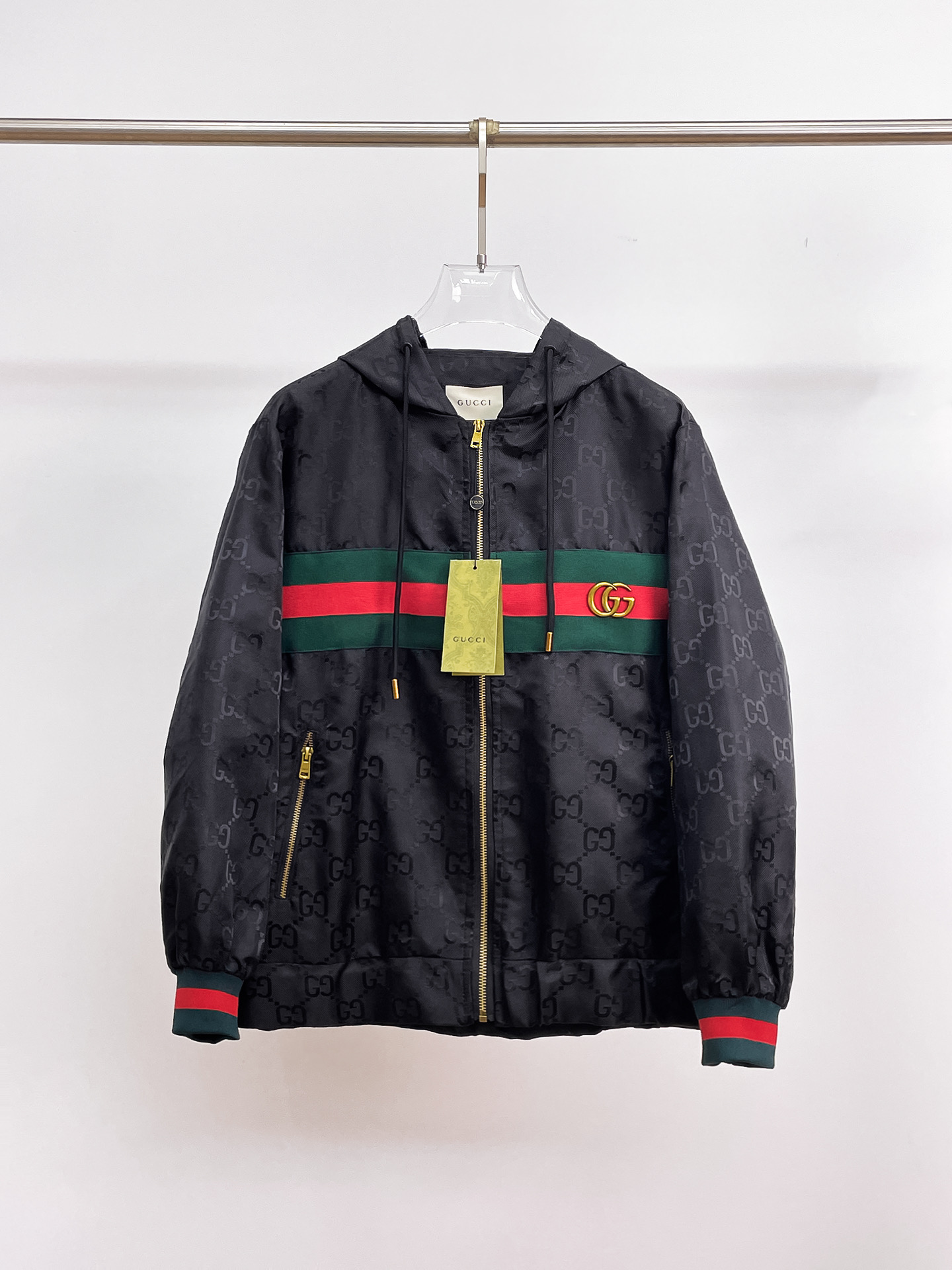 NO:130752,Guqi 2025 spring new jacket jacket, the new product on the show is perfect, comfortable and warm, the three standards are complete in color and full and attractive, and the very outstanding design easily advances the sense of fashion, the workmanship is extremely exquisite and rigorous, and the wiring is neat and meticulous!  A masterpiece of a big-name designer!  The upper body doesn't look bloated and super handsome!  Spot code M ~ 3XL,,jackets & coats,jackets & coats,alexander wang19860909古奇 2025春季新款夹克外套,秀场新品品相非常完美,舒适保暖,三标齐全色泽饱满诱人,非常出彩的设计,轻松将时髦感进阶,做工极为考究严谨,走线工整细致！大牌设计师巨作！上身不显臃肿、超级帅气！现货码数M ～ 3XL,,jackets & coats,jackets & coats,alexander wang,Men's clothing