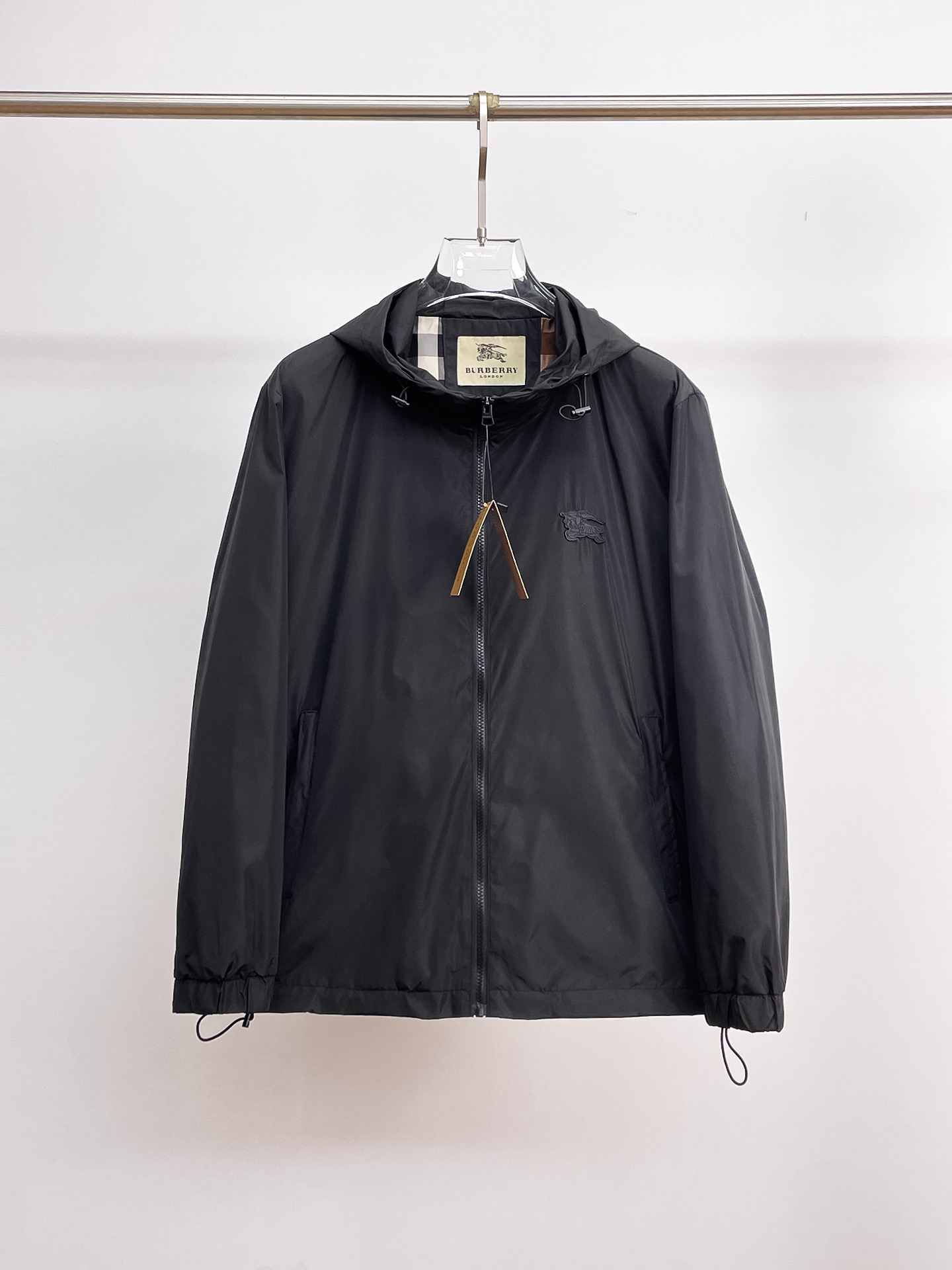 NO:130748,Burberry's new spring jacket for 2025, the new product on the show is perfect, comfortable and warm, the three-standard complete colors and full and attractive, and the very outstanding design easily advances the sense of fashion. The workmanship is extremely exquisite and rigorous, and the wiring is neat and meticulous!  A masterpiece of a big-name designer!  The upper body doesn't look bloated and super handsome!  Spot code M ~ 3XL, burberry, jackets & coats, jackets & coats, alexander wang19860909巴宝莉 2025春季新款夹克外套,秀场新品品相非常完美,舒适保暖,三标齐全色泽饱满诱人,非常出彩的设计,轻松将时髦感进阶,做工极为考究严谨,走线工整细致！大牌设计师巨作！上身不显臃肿、超级帅气！现货码数M ～ 3XL,,burberry,jackets & coats,jackets & coats,alexander wang,Men's clothing