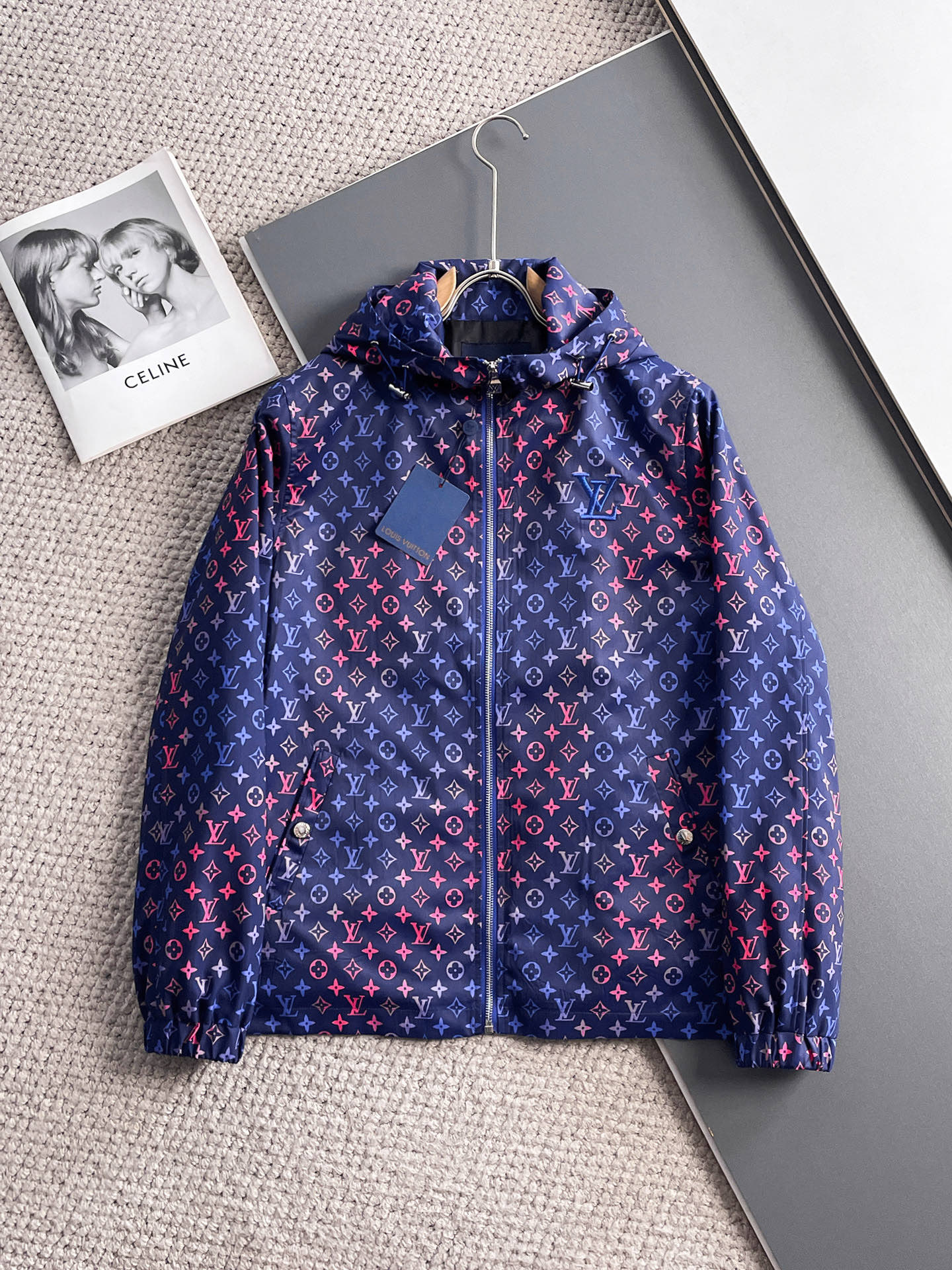 NO:511196,LV 2025 spring new jacket jacket, the new product on the show is perfect, comfortable and warm, the three standards are complete in color and full and attractive, and the very outstanding design easily advances the sense of fashion, the workmanship is extremely exquisite and rigorous, and the wiring is neat and meticulous!  A masterpiece of a big-name designer!  The upper body doesn't look bloated and super handsome!  Spot code M ~ XXXL,,louis vuitton,jackets & coats,jackets & coats,alexander wang19860909LV 2025春季新款夹克外套,秀场新品品相非常完美,舒适保暖,三标齐全色泽饱满诱人,非常出彩的设计,轻松将时髦感进阶,做工极为考究严谨,走线工整细致！大牌设计师巨作！上身不显臃肿、超级帅气！现货码数M ～ XXXL,,louis vuitton,jackets & coats,jackets & coats,alexander wang,Men's clothing