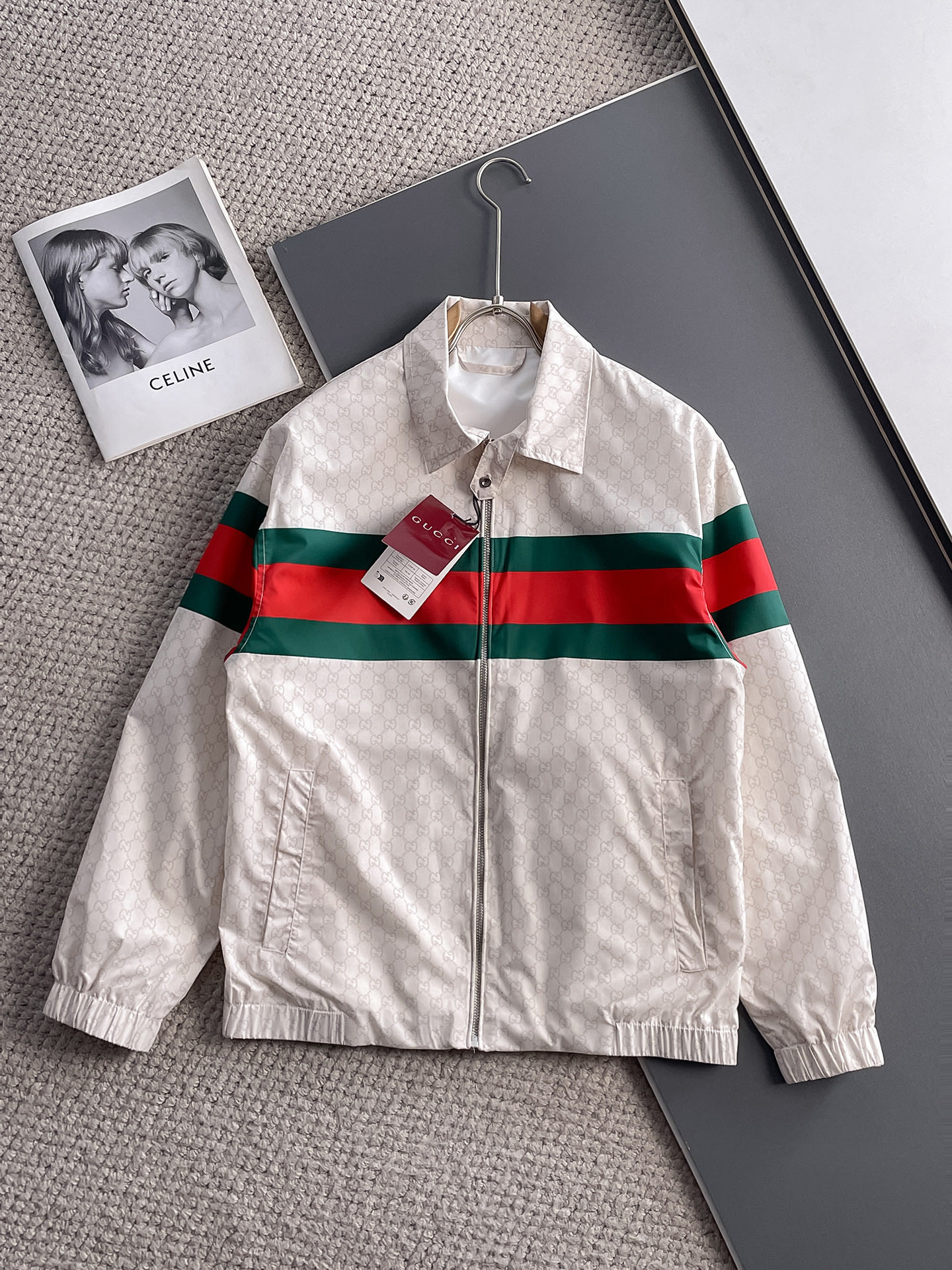 NO:511199,Guqi 2025 spring new jacket jacket, the new product on the show is perfect, comfortable and warm, the three standards are complete in color and full and attractive, and the very outstanding design easily advances the sense of fashion, the workmanship is extremely exquisite and rigorous, and the wiring is neat and meticulous!  A masterpiece of a big-name designer!  The upper body doesn't look bloated and super handsome!  Spot code M ~ XXXL,,jackets & coats,jackets & coats,alexander wang19860909古奇 2025春季新款夹克外套,秀场新品品相非常完美,舒适保暖,三标齐全色泽饱满诱人,非常出彩的设计,轻松将时髦感进阶,做工极为考究严谨,走线工整细致！大牌设计师巨作！上身不显臃肿、超级帅气！现货码数M ～ XXXL,,jackets & coats,jackets & coats,alexander wang,Men's clothing