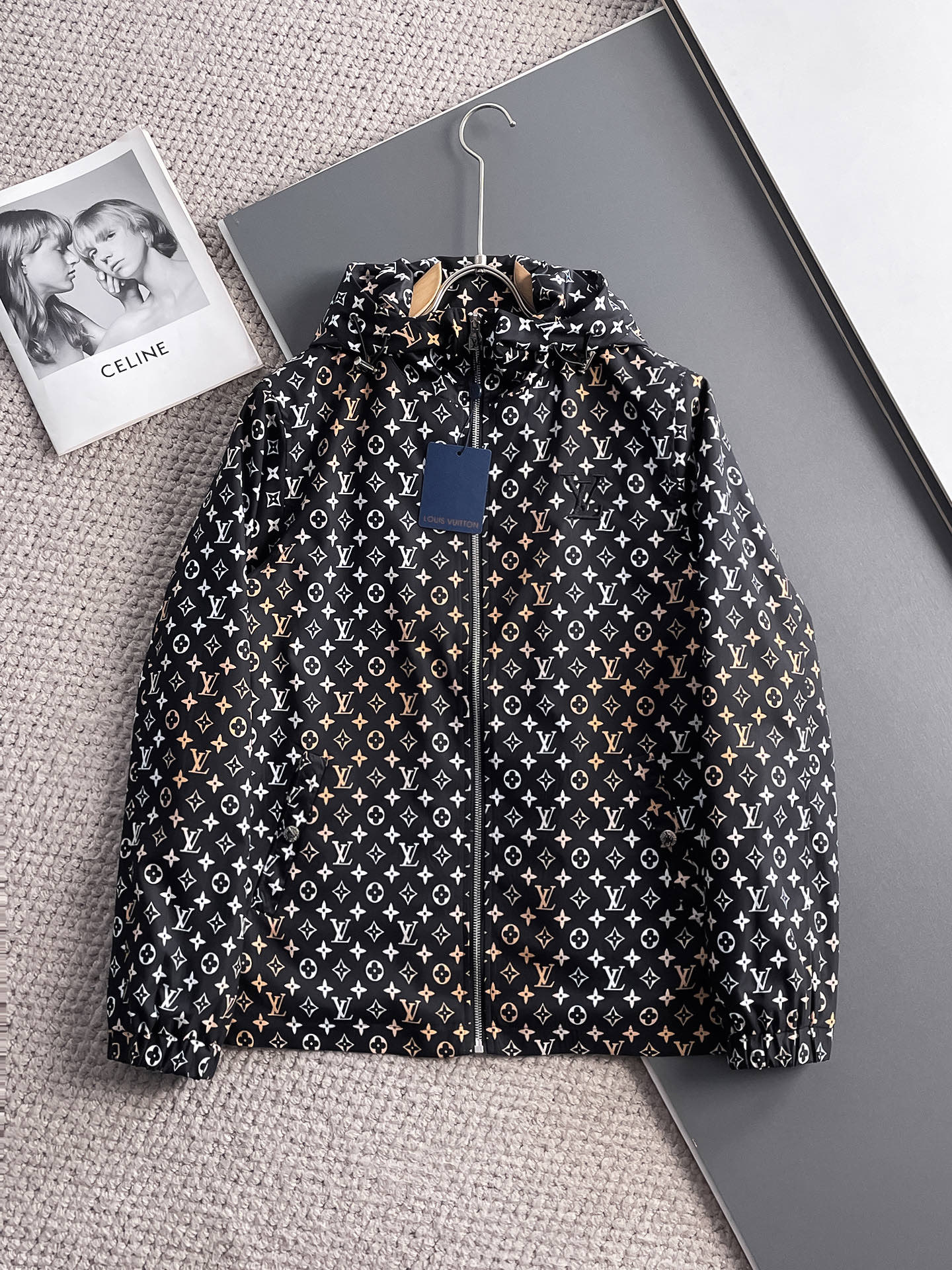 NO:511202,LV 2025 spring new jacket jacket, the new product on the show is perfect, comfortable and warm, the three-standard complete colors and full and attractive, and the very outstanding design easily advances the sense of fashion, the workmanship is extremely exquisite and rigorous, and the wiring is neat and meticulous!  A masterpiece of a big-name designer!  The upper body doesn't look bloated and super handsome!  Spot code M ~ XXXL,,louis vuitton,jackets & coats,jackets & coats,alexander wang19860909LV 2025春季新款夹克外套,秀场新品品相非常完美,舒适保暖,三标齐全色泽饱满诱人,非常出彩的设计,轻松将时髦感进阶,做工极为考究严谨,走线工整细致！大牌设计师巨作！上身不显臃肿、超级帅气！现货码数M ～ XXXL,,louis vuitton,jackets & coats,jackets & coats,alexander wang,Men's clothing