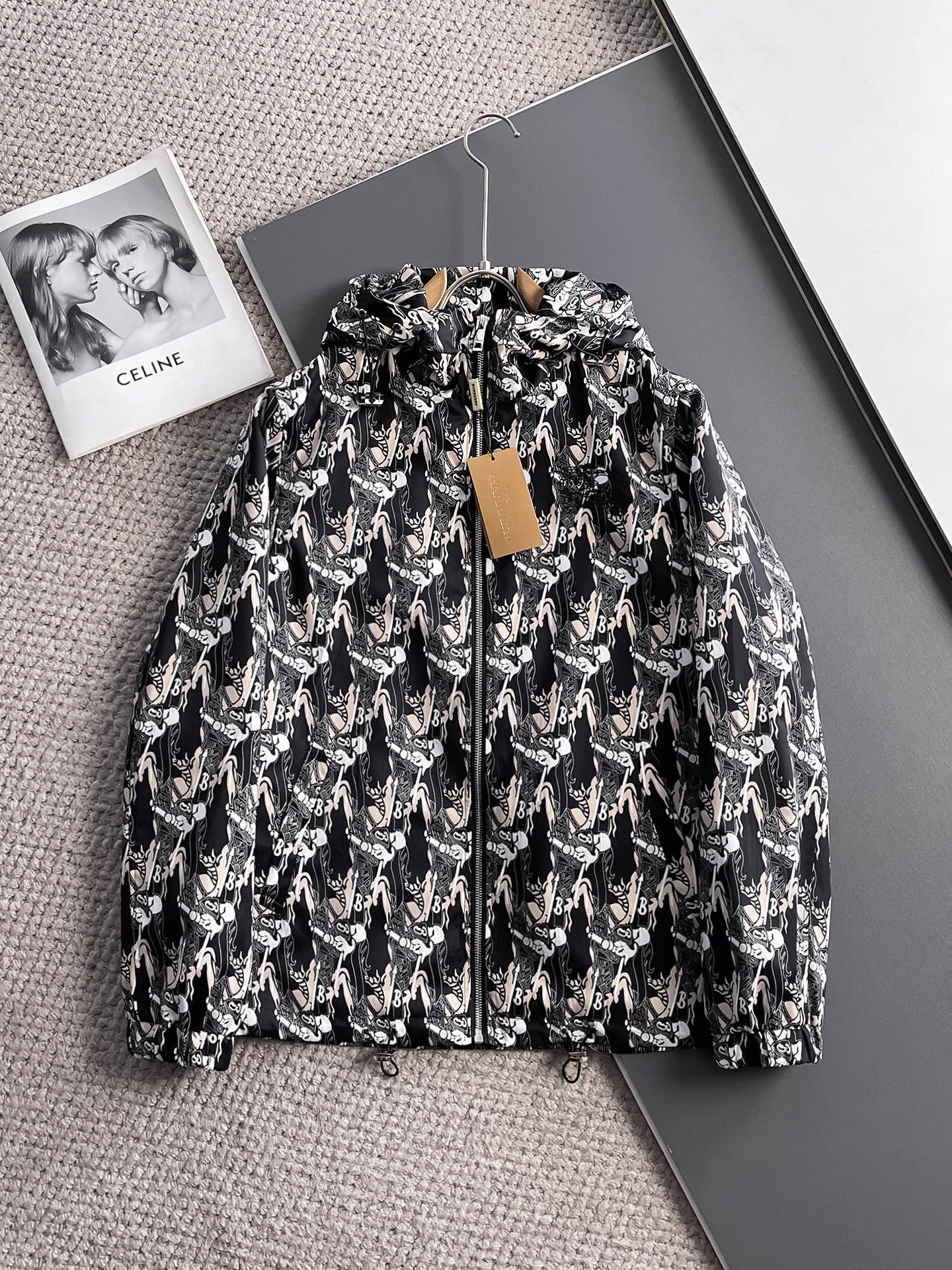 NO:511229,Burberry's new spring jacket for 2025, the new product on the show is perfect, comfortable and warm, the three-standard complete colors and full and attractive, and the very outstanding design easily advances the sense of fashion. The workmanship is extremely exquisite and rigorous, and the wiring is neat and meticulous!  A masterpiece of a big-name designer!  The upper body doesn't look bloated and super handsome!  Spot code M ~ XXXL,,burberry,jackets & coats,jackets & coats,alexander wang19860909巴宝莉 2025春季新款夹克外套,秀场新品品相非常完美,舒适保暖,三标齐全色泽饱满诱人,非常出彩的设计,轻松将时髦感进阶,做工极为考究严谨,走线工整细致！大牌设计师巨作！上身不显臃肿、超级帅气！现货码数M ～ XXXL,,burberry,jackets & coats,jackets & coats,alexander wang,Men's clothing