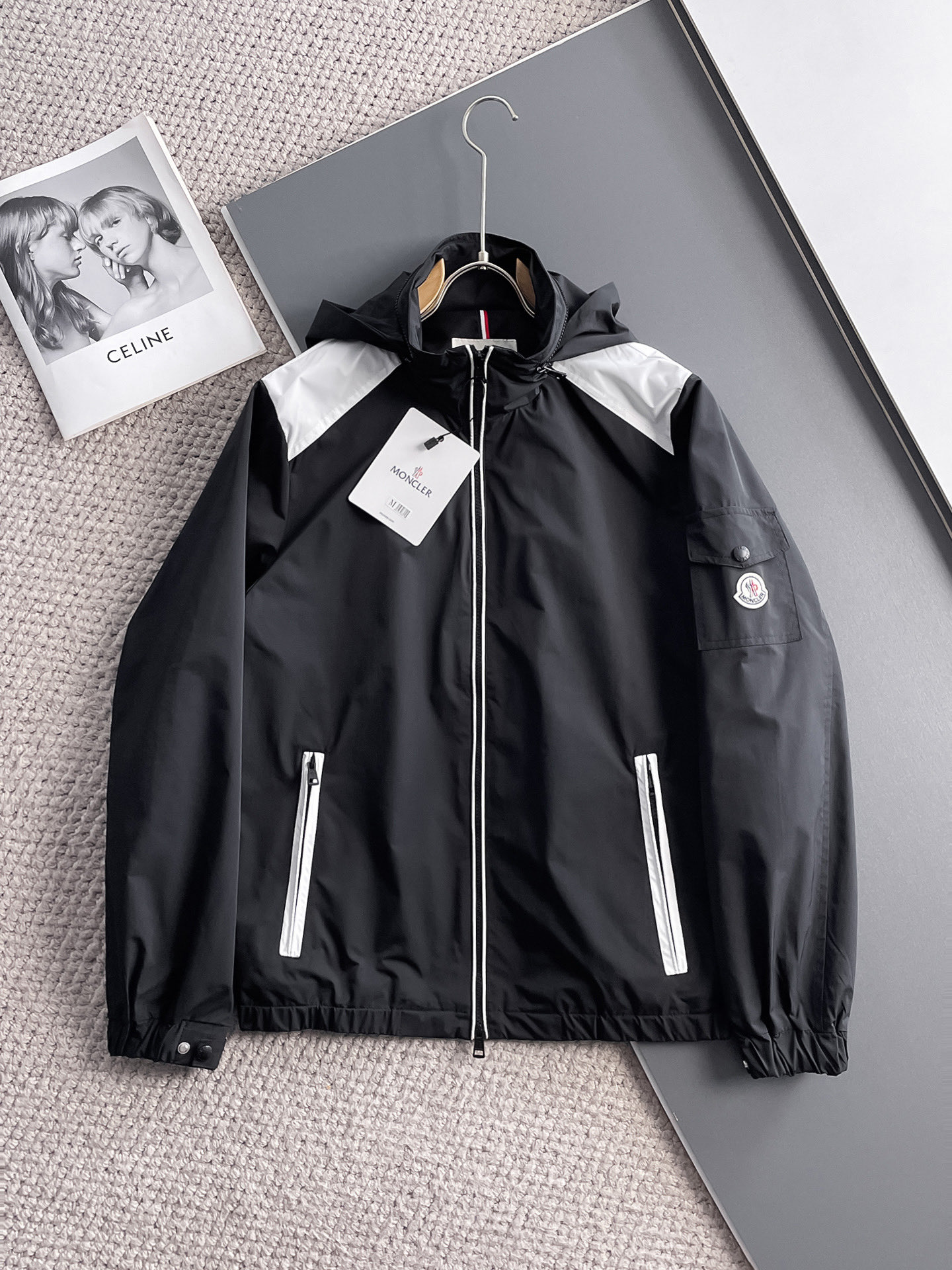 NO:511205,The new 2025 spring jacket, the new product on the show is perfect, comfortable and warm, the three-standard complete colors and full and attractive, and the very outstanding design easily advances the sense of fashion. The workmanship is extremely exquisite and rigorous, and the wiring is neat and meticulous!  A masterpiece of a big-name designer!  The upper body doesn't look bloated and super handsome!  Spot code M ~ XXXL,,Moncler,jackets & coats,jackets & coats,alexander wang19860909蒙口 2025春季新款夹克外套,秀场新品品相非常完美,舒适保暖,三标齐全色泽饱满诱人,非常出彩的设计,轻松将时髦感进阶,做工极为考究严谨,走线工整细致！大牌设计师巨作！上身不显臃肿、超级帅气！现货码数M ～ XXXL,,Moncler,jackets & coats,jackets & coats,alexander wang,Men's clothing