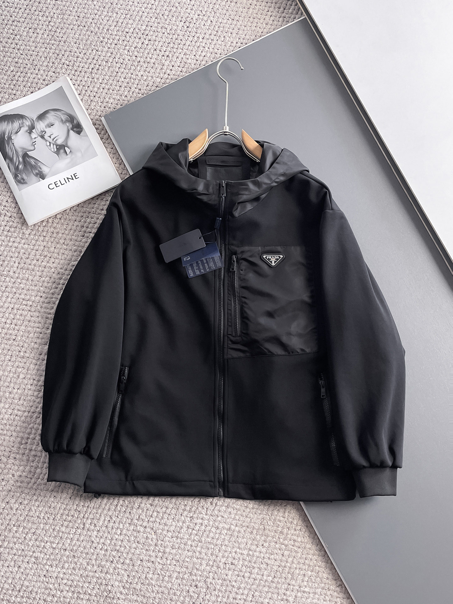 NO:511208,Prada's new spring jacket 2025, the new product on the show is perfect, comfortable and warm, the three standards have a complete color and full and attractive color, and the very outstanding design easily advances the sense of fashion, the workmanship is extremely exquisite and rigorous, and the wiring is neat and meticulous!  A masterpiece of a big-name designer!  The upper body doesn't look bloated and super handsome!  Spot code M ~ XXXL,,prada,jackets & coats,jackets & coats,alexander wang19860909普拉达 2025春季新款夹克外套,秀场新品品相非常完美,舒适保暖,三标齐全色泽饱满诱人,非常出彩的设计,轻松将时髦感进阶,做工极为考究严谨,走线工整细致！大牌设计师巨作！上身不显臃肿、超级帅气！现货码数M ～ XXXL,,prada,jackets & coats,jackets & coats,alexander wang,Men's clothing