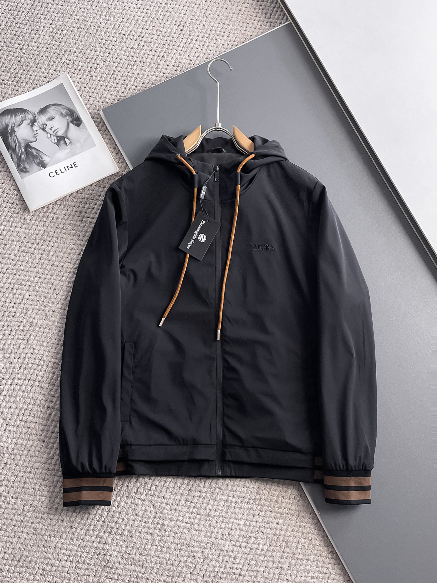 NO:511211,Jenia's new spring jacket for 2025, the new product on the show is perfect, comfortable and warm, the three standards have a complete color and full and attractive color, and the very outstanding design easily advances the sense of fashion, the workmanship is extremely exquisite and rigorous, and the wiring is neat and meticulous!  A masterpiece of a big-name designer!  The upper body doesn't look bloated and super handsome!  Spot code M ~ XXXL, zegna, jackets & coats, jackets & coats, alexander wang19860909杰尼亚 2025春季新款夹克外套,秀场新品品相非常完美,舒适保暖,三标齐全色泽饱满诱人,非常出彩的设计,轻松将时髦感进阶,做工极为考究严谨,走线工整细致！大牌设计师巨作！上身不显臃肿、超级帅气！现货码数M ～ XXXL,,zegna,jackets & coats,jackets & coats,alexander wang,Men's clothing