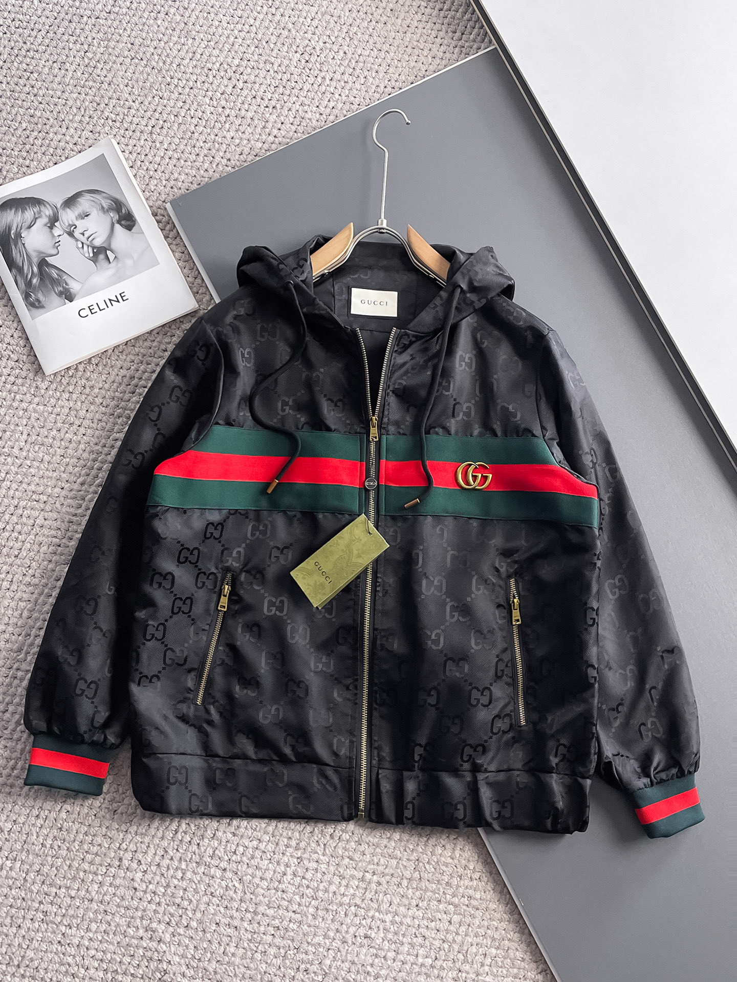 NO:511214,Guqi 2025 spring new jacket jacket, the new product on the show is perfect, comfortable and warm, the three standards are complete in color and full and attractive, and the very outstanding design easily advances the sense of fashion, the workmanship is extremely exquisite and rigorous, and the wiring is neat and meticulous!  A masterpiece of a big-name designer!  The upper body doesn't look bloated and super handsome!  Spot code M ~ XXXL,,jackets & coats,jackets & coats,alexander wang19860909古奇 2025春季新款夹克外套,秀场新品品相非常完美,舒适保暖,三标齐全色泽饱满诱人,非常出彩的设计,轻松将时髦感进阶,做工极为考究严谨,走线工整细致！大牌设计师巨作！上身不显臃肿、超级帅气！现货码数M ～ XXXL,,jackets & coats,jackets & coats,alexander wang,Men's clothing