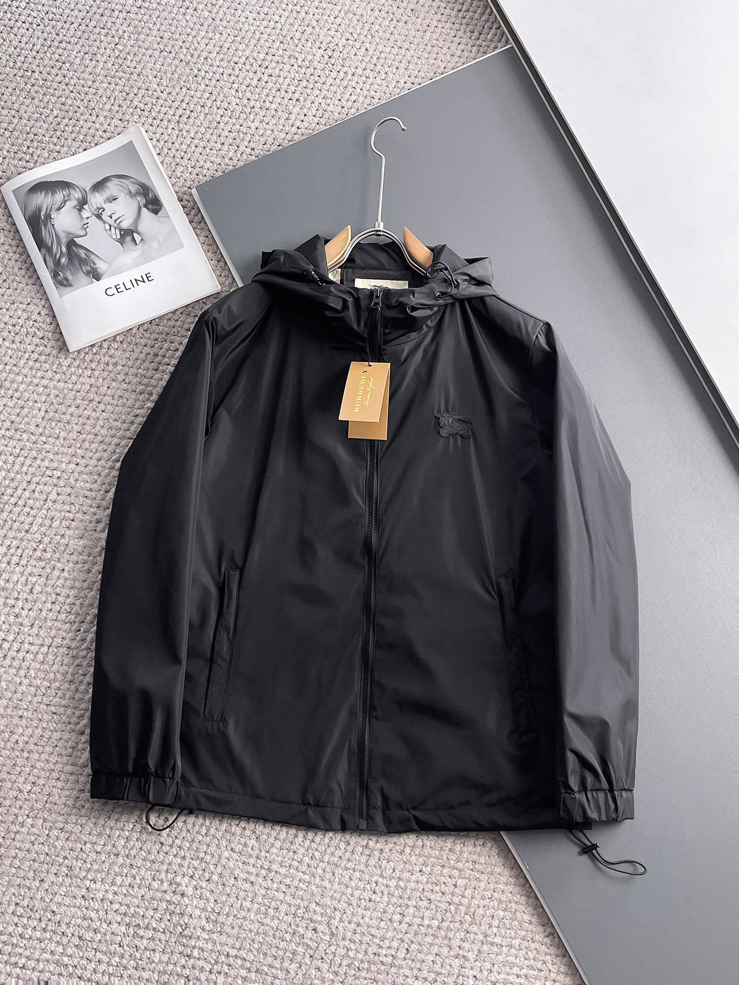 NO:511217,Burberry's new spring jacket for 2025, the new product on the show is perfect, comfortable and warm, the three-standard complete colors and full and attractive, and the very outstanding design easily advances the sense of fashion. The workmanship is extremely exquisite and rigorous, and the wiring is neat and meticulous!  A masterpiece of a big-name designer!  The upper body doesn't look bloated and super handsome!  Spot code M ~ XXXL,,burberry,jackets & coats,jackets & coats,alexander wang19860909巴宝莉 2025春季新款夹克外套,秀场新品品相非常完美,舒适保暖,三标齐全色泽饱满诱人,非常出彩的设计,轻松将时髦感进阶,做工极为考究严谨,走线工整细致！大牌设计师巨作！上身不显臃肿、超级帅气！现货码数M ～ XXXL,,burberry,jackets & coats,jackets & coats,alexander wang,Men's clothing