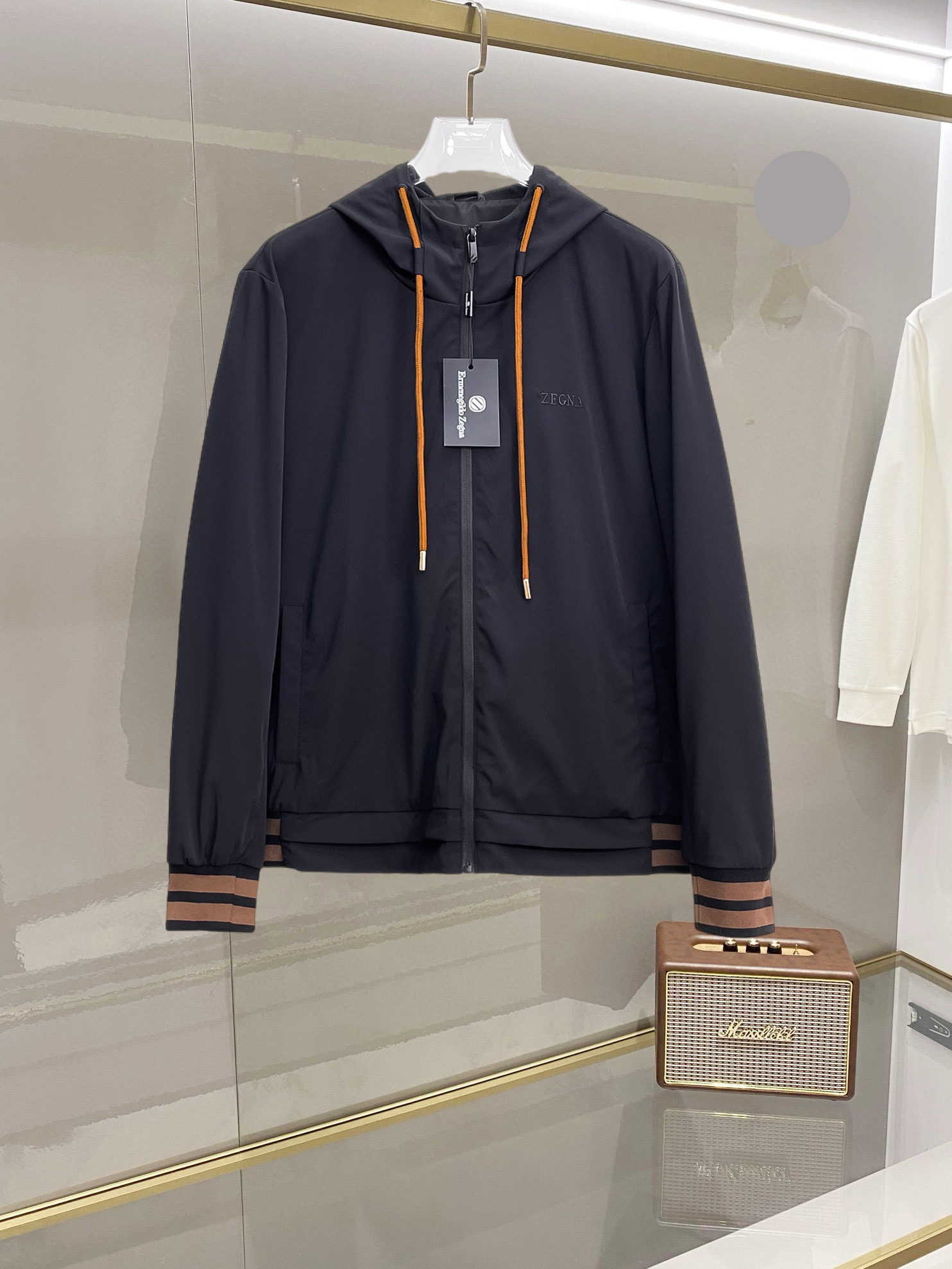 NO:732300,Ermenegildo Zegna's 2026 new spring jacket, the new product on the show is in perfect condition, comfortable and warm, complete with three labels, full and attractive colors, very outstanding design, easily upgrades the fashion sense, extremely sophisticated and rigorous workmanship, neat and meticulous wiring!  A masterpiece from a famous designer!  The upper body does not look bloated and is super handsome!  Available size M ~ 3XL,,zegna,jackets & coats,jackets & coats,19860909杰尼亚 2026开春新款夹克外套,秀场新品品相非常完美,舒适保暖,三标齐全色泽饱满诱人,非常出彩的设计,轻松将时髦感进阶,做工极为考究严谨,走线工整细致！大牌设计师巨作！上身不显臃肿、超级帅气！现货码数M ～ 3XL,,zegna,jackets & coats,jackets & coats,,Men's clothing