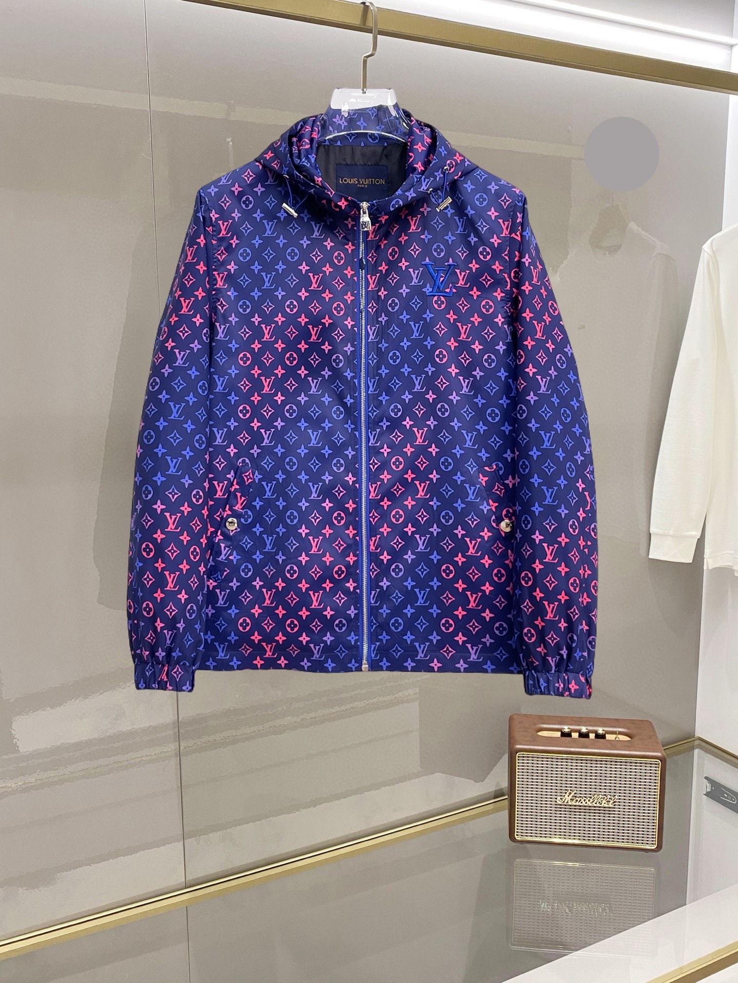 NO:732305,LV 2026 spring new jacket, the new product on the show is in perfect condition, comfortable and warm, complete with three labels, full and attractive color, very outstanding design, easily upgrades the fashion sense, extremely elegant and rigorous workmanship, neat and meticulous wiring!  A masterpiece from a famous designer!  The upper body does not look bloated and is super handsome!  Available size M ~ 3XL,,louis vuitton,jackets & coats,jackets & coats,19860909LV 2026开春新款夹克外套,秀场新品品相非常完美,舒适保暖,三标齐全色泽饱满诱人,非常出彩的设计,轻松将时髦感进阶,做工极为考究严谨,走线工整细致！大牌设计师巨作！上身不显臃肿、超级帅气！现货码数M ～ 3XL,,louis vuitton,jackets & coats,jackets & coats,,Men's clothing