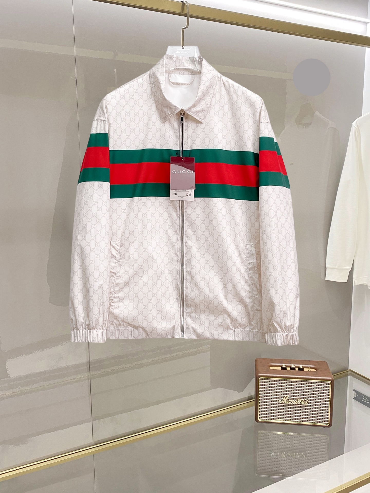 NO:732311,Gucci's 2026 spring new jacket, the new product on the show is in perfect condition, comfortable and warm, complete with three colors, full and attractive color, very outstanding design, easily upgrades the fashion sense, extremely elegant and rigorous workmanship, neat and meticulous wiring!  A masterpiece from a famous designer!  The upper body does not look bloated and is super handsome!  Available sizes M ~ 3XL,,jackets & coats,jackets & coats,19860909古奇 2026开春新款夹克外套,秀场新品品相非常完美,舒适保暖,三标齐全色泽饱满诱人,非常出彩的设计,轻松将时髦感进阶,做工极为考究严谨,走线工整细致！大牌设计师巨作！上身不显臃肿、超级帅气！现货码数M ～ 3XL,,jackets & coats,jackets & coats,,Men's clothing