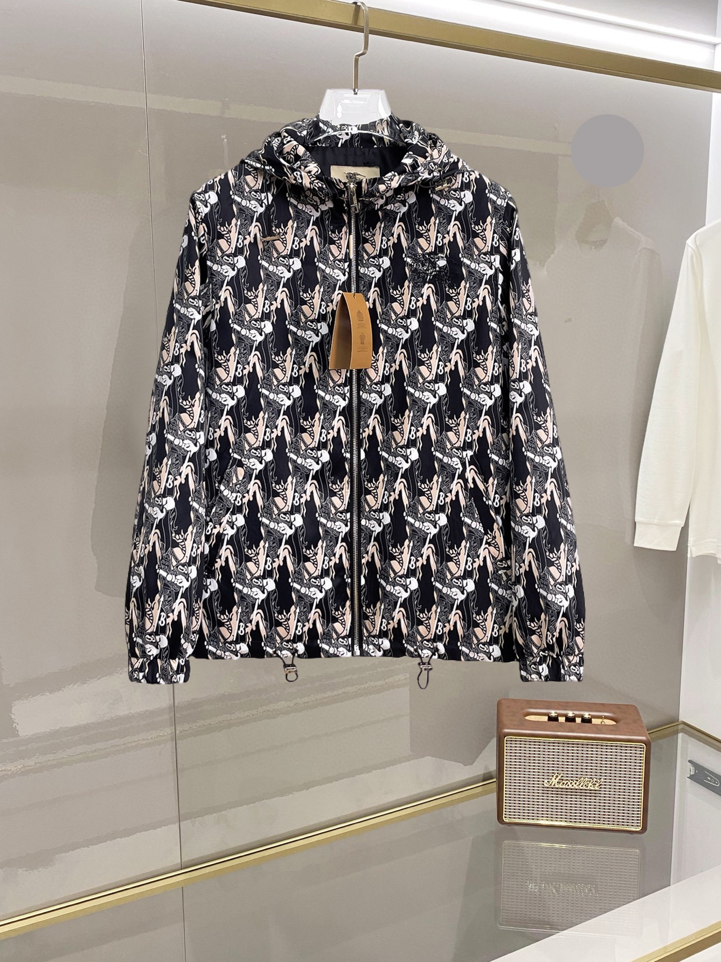 NO:732316,Burberry's 2026 spring new jacket, the new product on the show is in perfect condition, comfortable and warm, complete with three colors, full and attractive color, very outstanding design, easily upgrades the fashion sense, extremely elegant and rigorous workmanship, neat and meticulous wiring!  A masterpiece from a famous designer!  The upper body does not look bloated and is super handsome!  Available size M ~ 3XL,,burberry,jackets & coats,jackets & coats,19860909巴宝莉 2026开春新款夹克外套,秀场新品品相非常完美,舒适保暖,三标齐全色泽饱满诱人,非常出彩的设计,轻松将时髦感进阶,做工极为考究严谨,走线工整细致！大牌设计师巨作！上身不显臃肿、超级帅气！现货码数M ～ 3XL,,burberry,jackets & coats,jackets & coats,,Men's clothing