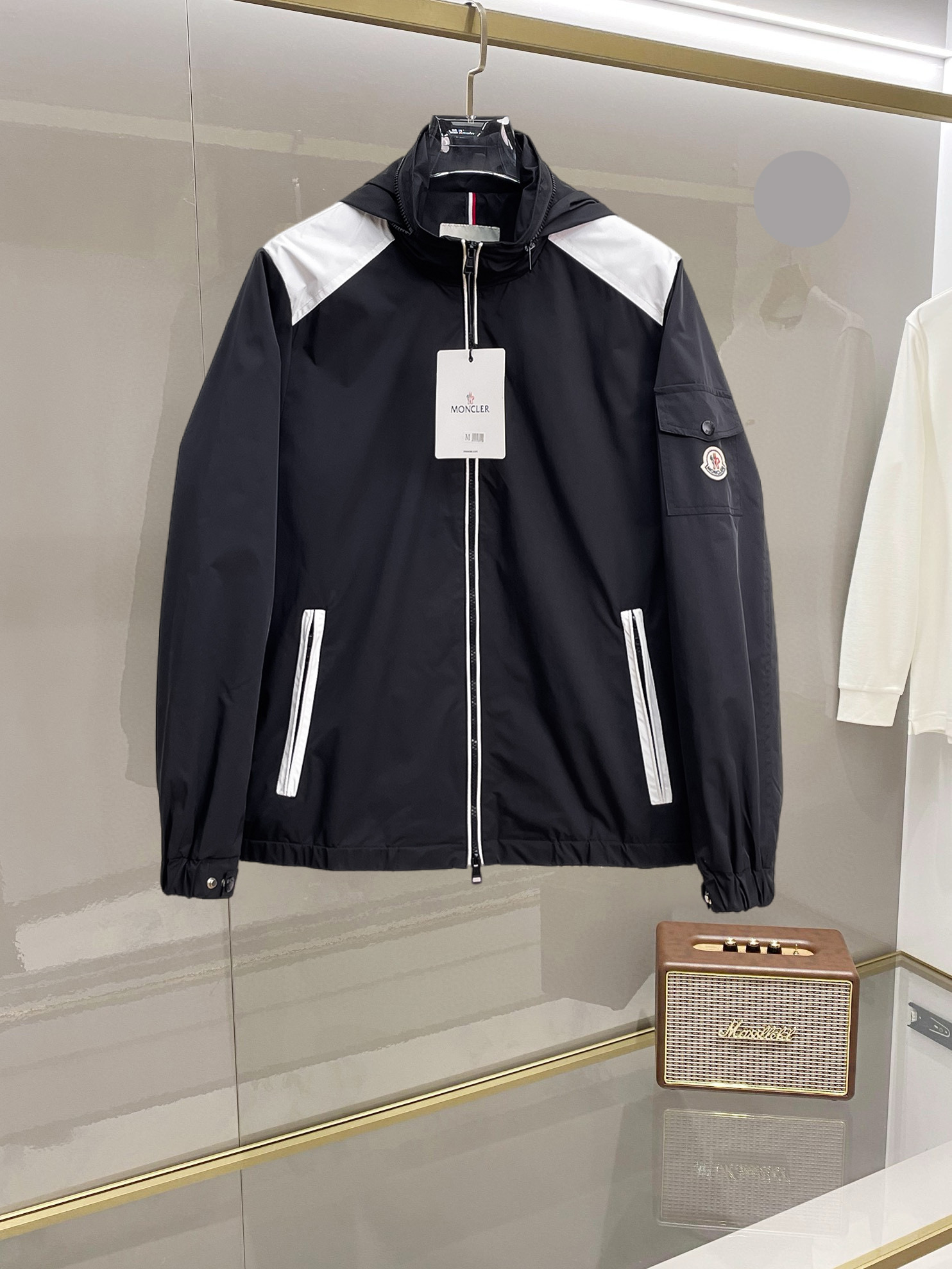 NO:732391,Mengkou 2026 new spring jacket, the new product on the show is in perfect condition, comfortable and warm, complete with three labels, full and attractive color, very outstanding design, easily upgrades the sense of fashion, the workmanship is extremely sophisticated and rigorous, and the wiring is neat and meticulous!  A masterpiece from a famous designer!  The upper body does not look bloated and is super handsome!  Available sizes M ~ 3XL,,Moncler,jackets & coats,jackets & coats,19860909蒙口 2026开春新款夹克外套,秀场新品品相非常完美,舒适保暖,三标齐全色泽饱满诱人,非常出彩的设计,轻松将时髦感进阶,做工极为考究严谨,走线工整细致！大牌设计师巨作！上身不显臃肿、超级帅气！现货码数M ～ 3XL,,Moncler,jackets & coats,jackets & coats,,Men's clothing