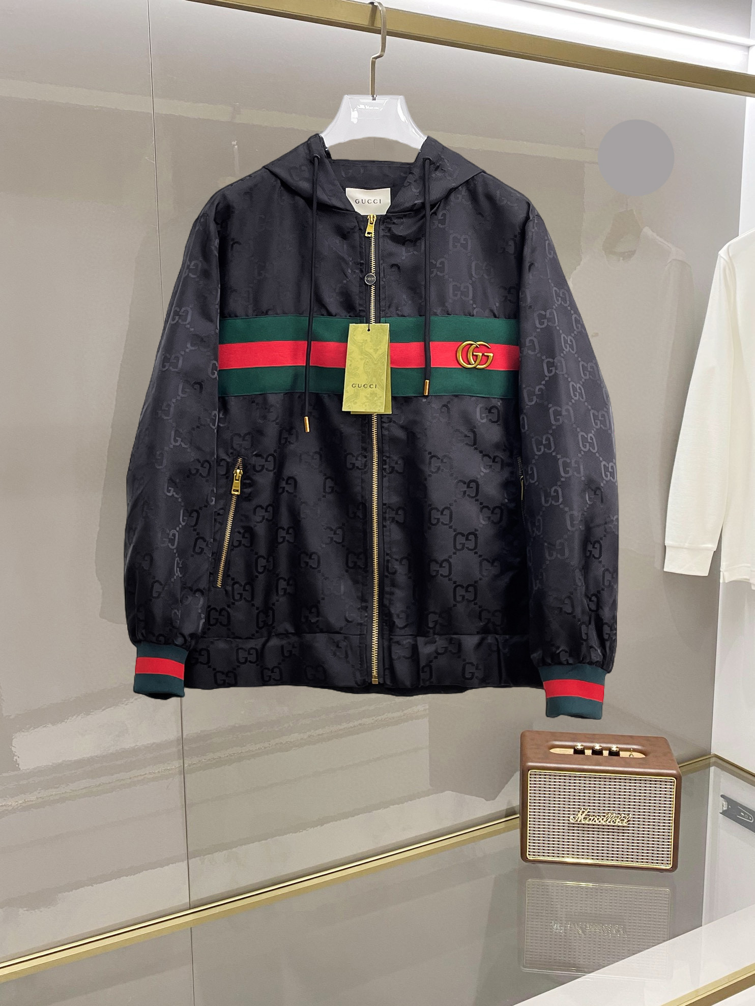 NO:732327,Gucci's 2026 spring new jacket, the new product on the show is in perfect condition, comfortable and warm, complete with three colors, full and attractive color, very outstanding design, easily upgrades the fashion sense, extremely elegant and rigorous workmanship, neat and meticulous wiring!  A masterpiece from a famous designer!  The upper body does not look bloated and is super handsome!  Available sizes M ~ 3XL,,jackets & coats,jackets & coats,19860909古奇 2026开春新款夹克外套,秀场新品品相非常完美,舒适保暖,三标齐全色泽饱满诱人,非常出彩的设计,轻松将时髦感进阶,做工极为考究严谨,走线工整细致！大牌设计师巨作！上身不显臃肿、超级帅气！现货码数M ～ 3XL,,jackets & coats,jackets & coats,,Men's clothing