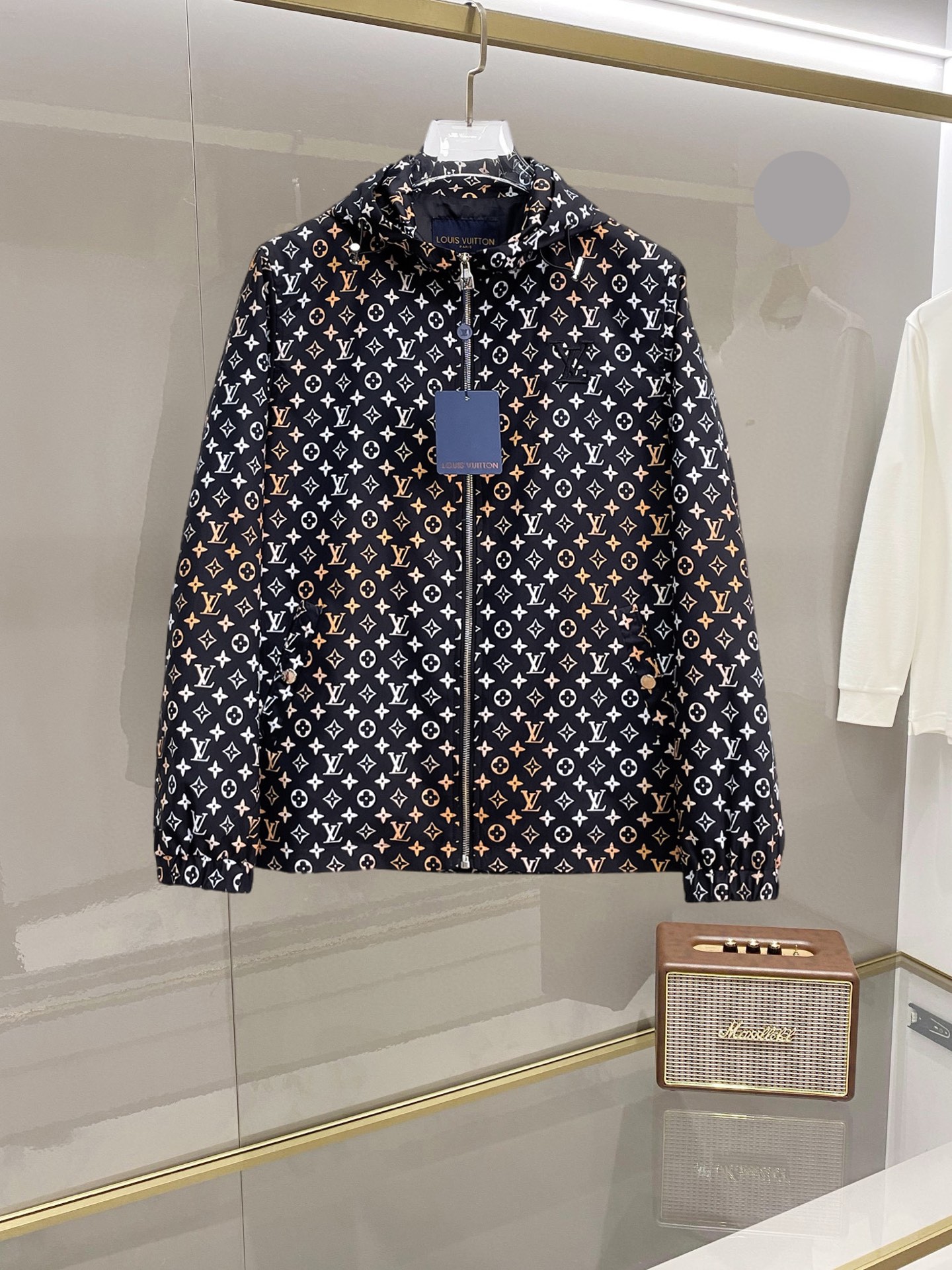 NO:732333,LV 2026 spring new jacket, the new product on the show is in perfect condition, comfortable and warm, complete with three labels, full and attractive color, very outstanding design, easily upgrades the fashion sense, extremely elegant and rigorous workmanship, neat and meticulous wiring!  A masterpiece from a famous designer!  The upper body does not look bloated and is super handsome!  Available size M ~ 3XL,,louis vuitton,jackets & coats,jackets & coats,19860909LV 2026开春新款夹克外套,秀场新品品相非常完美,舒适保暖,三标齐全色泽饱满诱人,非常出彩的设计,轻松将时髦感进阶,做工极为考究严谨,走线工整细致！大牌设计师巨作！上身不显臃肿、超级帅气！现货码数M ～ 3XL,,louis vuitton,jackets & coats,jackets & coats,,Men's clothing