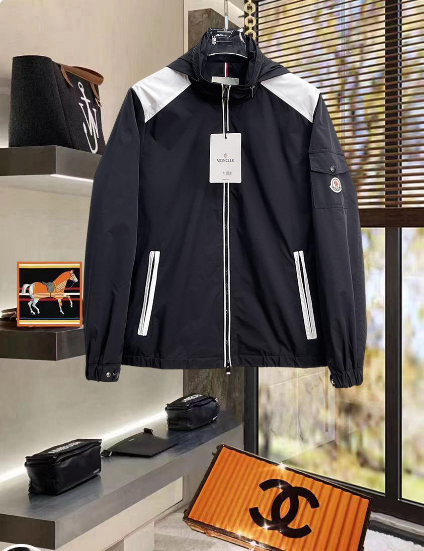 NO:734424,Mengkou 2026 spring new original men's hooded windbreaker jacket, sold simultaneously on the official website, popular model, high version, fashionable and versatile, triangle logo design embroidered on the chest, using original imported polyester fiber memory fabric, soft and delicate feel, comfortable upper body, original imported lettering hardware accessories, OEM factory finely made with smooth lines, exquisite craftsmanship, awesome version, very fashionable and handsome with any combination, highly recommended!  Counter sizes M-3XL (the largest size can wear about 200 pounds, please state your height and weight when placing an order),,Moncler,jackets & coats,jackets & coats,hats,19860909蒙口 2026开春新款原单男士连帽风衣夹克外套 官网同步售卖 爆款 高版本 时尚百搭 胸前绣三角logo标设计 采用原版进口聚酯纤维记忆面料手感柔软细腻 上身舒适 客供原版进口刻字五金辅料配件,代工厂精细做线条流畅,工艺精致,版型超赞,随意搭配都非常时尚帅气强烈推荐哦！专柜尺码M-3XL（最大码可穿200斤左右 下单请报身高体重),,Moncler,jackets & coats,jackets & coats,hats,,Men's clothing